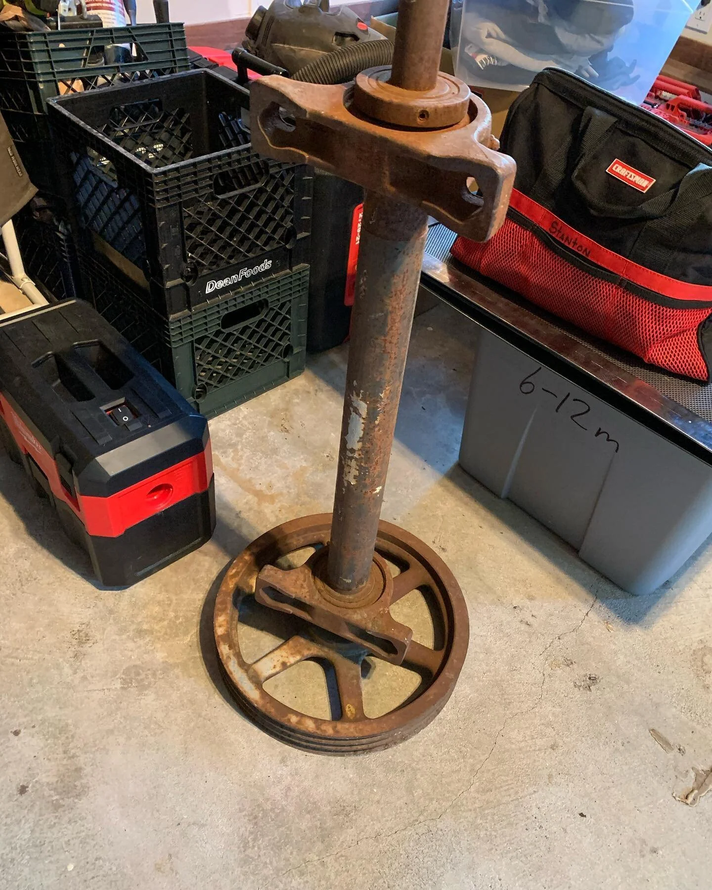 Scrappin through the scrap yard. This ol rust bucket seemed like a good vice stand. 

#metalrestoration 
#custommetalwork 
#toolstomaketools 
#metalwork 
#shoptools 
#vice 
#wiltonvise