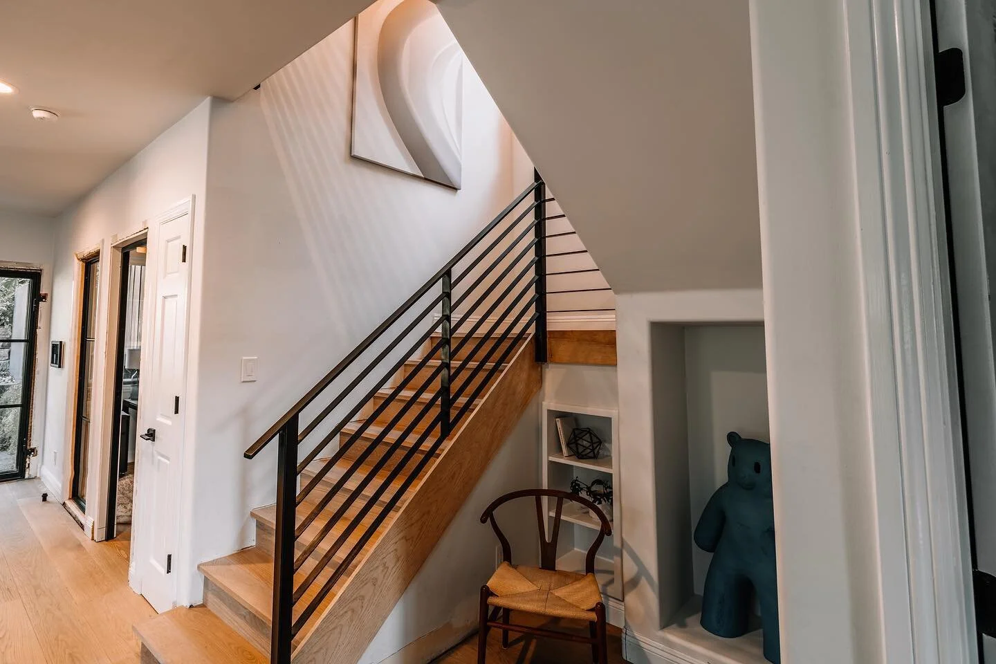 Solid fireplace wrap to match the railing we first built. When you do a great job clients hire you for more projects. What a concept. 

#modernstairs
#customstairs
#woodandsteel
#handmade
#TIGwelding
#metalfabrication
#metalworking
#woodworking
#frun