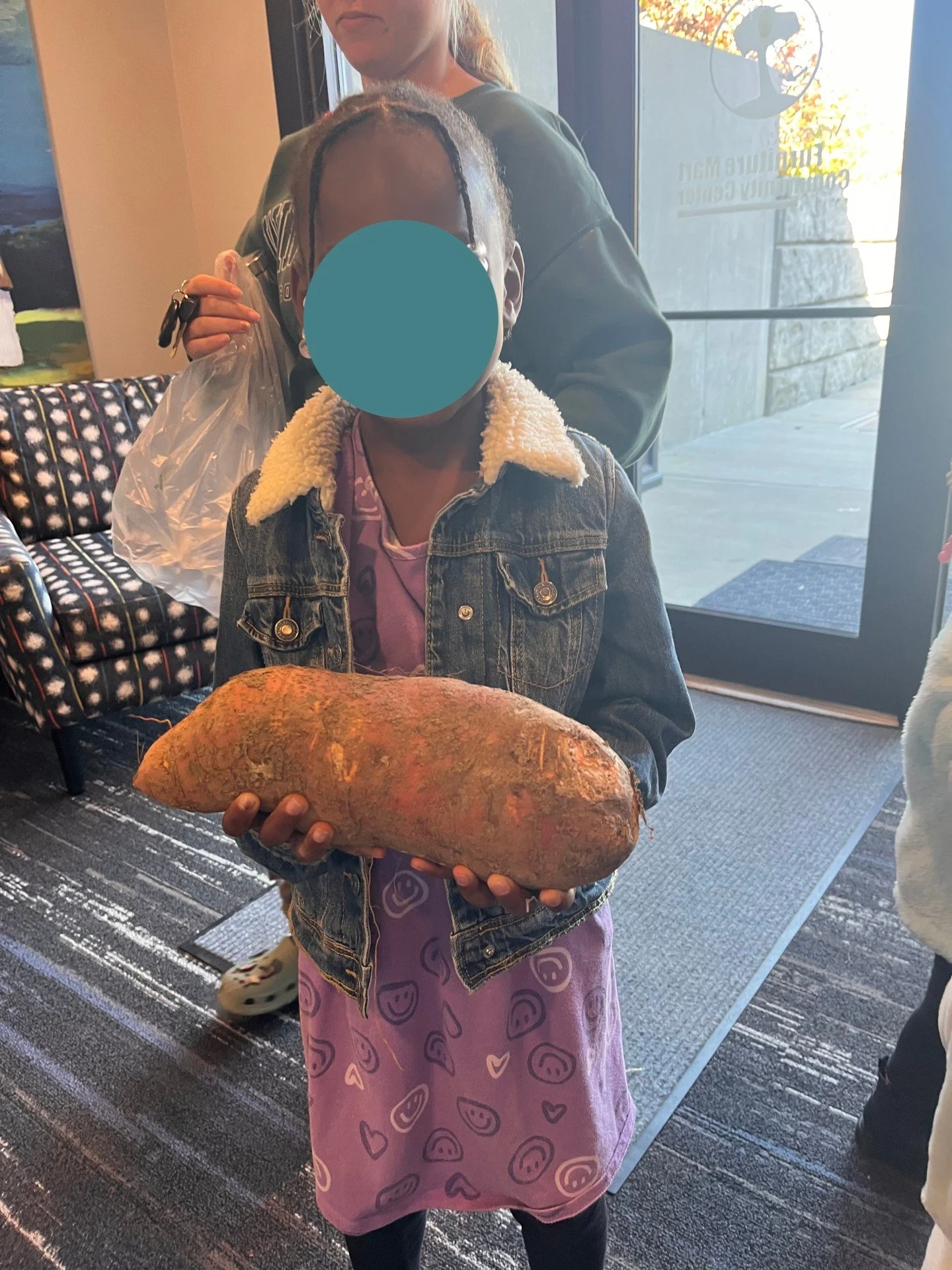 This is the BIGGEST sweet potato! 🥔

How awesome is it that when kids visit Joy Meadows, they know they get to leave with fresh, farm-grown produce!

A big thank you to Nelson and his team for their hard work in making this photo possible! 🙏👏