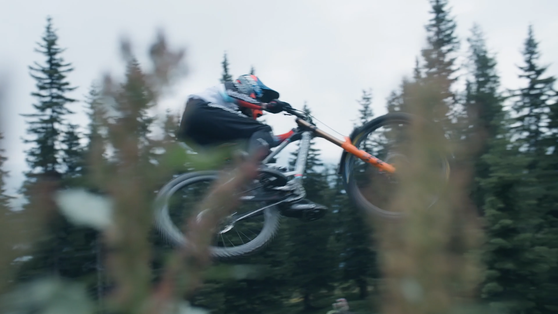 NO_LIMITS_TUHOTO _h264_CLEAN.00_09_32_06.Still010.png