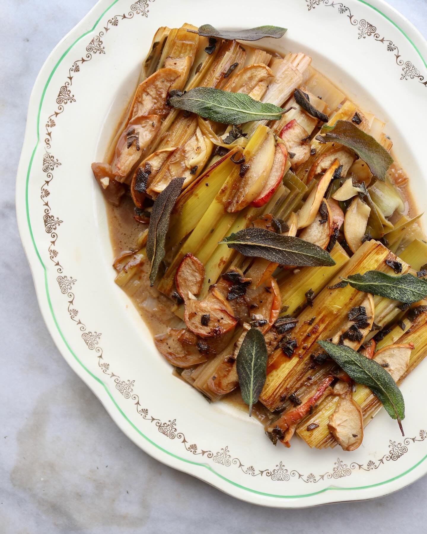 if you can tolerate reading about my new found love for boring life routines, then this week&rsquo;s newsletter has a couple of fun &amp; flavour-packed recipes for you to sink your teeth into&hellip; 

Braised leeks with apple, sage &amp; marmite ~ 