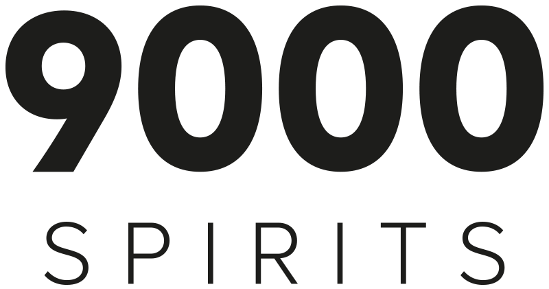 Logo mit der Aufschrift '9000 Spirits' in schwarzer Schrift auf schwarzem Hintergrund.