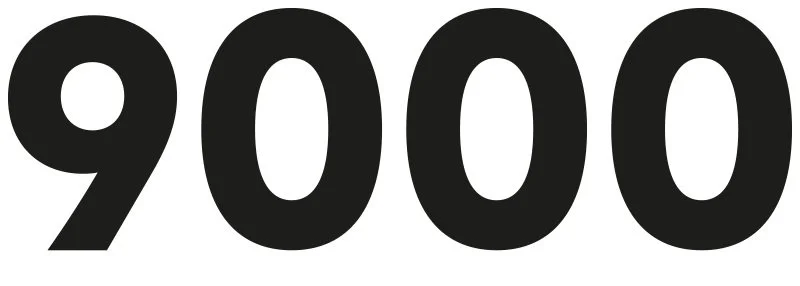 Die Zahl 9000 in großen schwarzen Ziffern auf weißem Hintergrund.