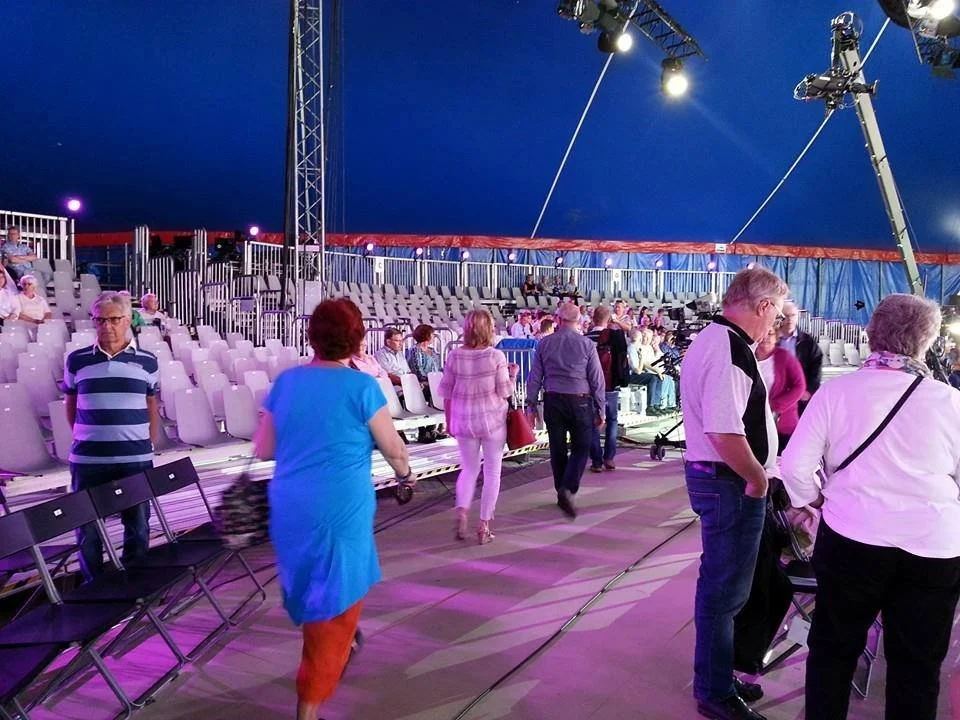 kombinerer man telt og tribune