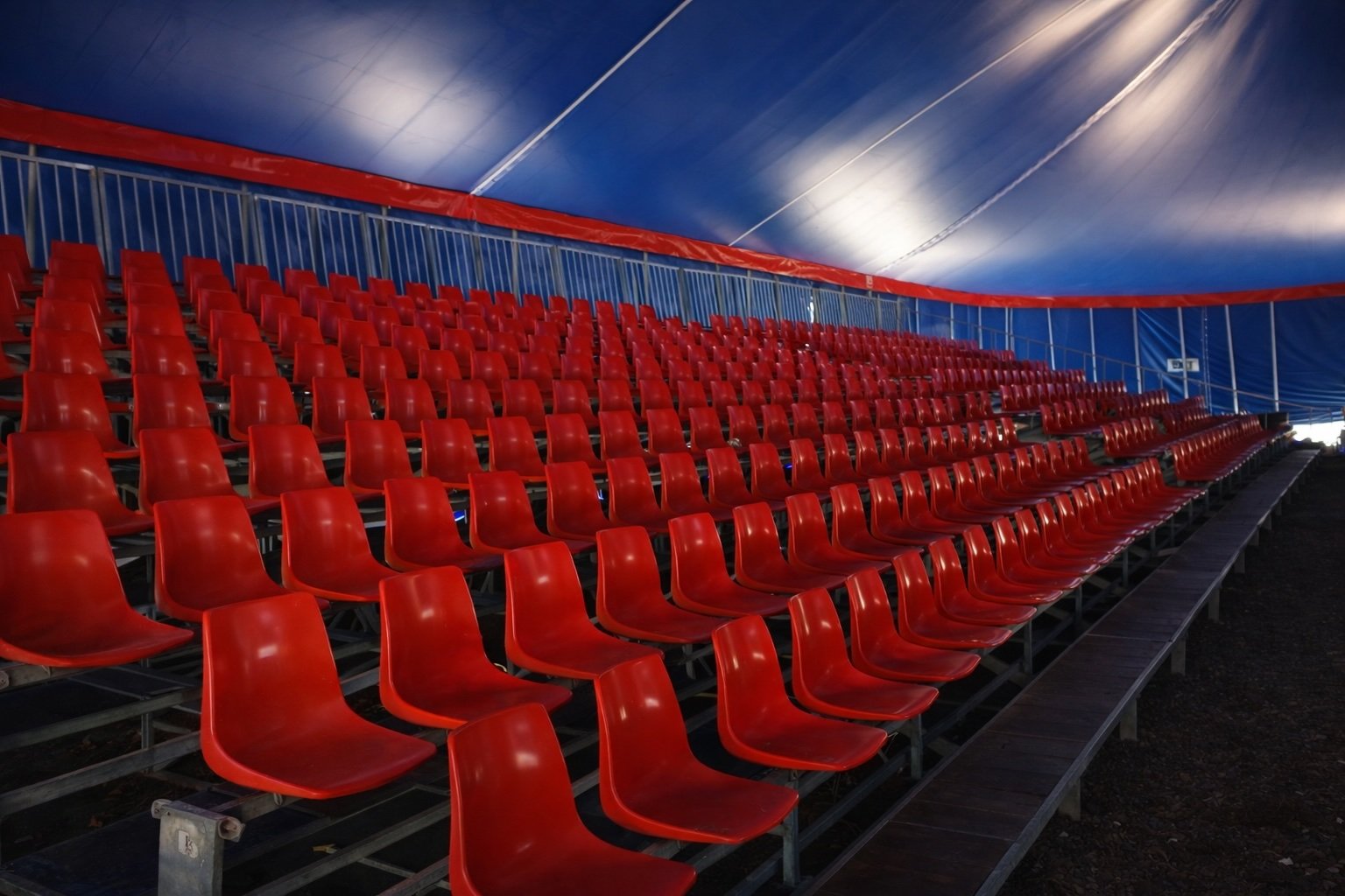 tribune og festivaltelt