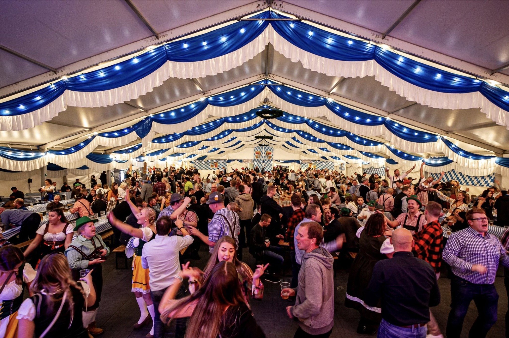 lysrigg i et festivaltelt