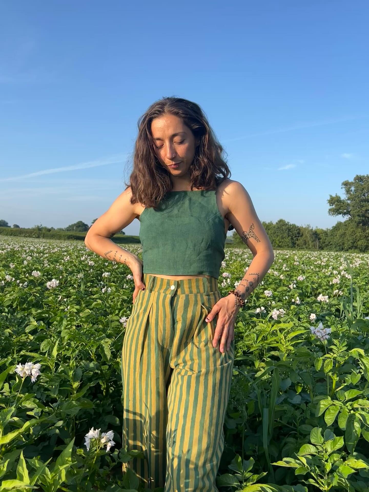 This weekend has been such a treat for the soul. Seeing pals, swimming in the Dart and BBQs 💛🌿 wearing my favourite Holiday jeans in Refreshers 🌿💛