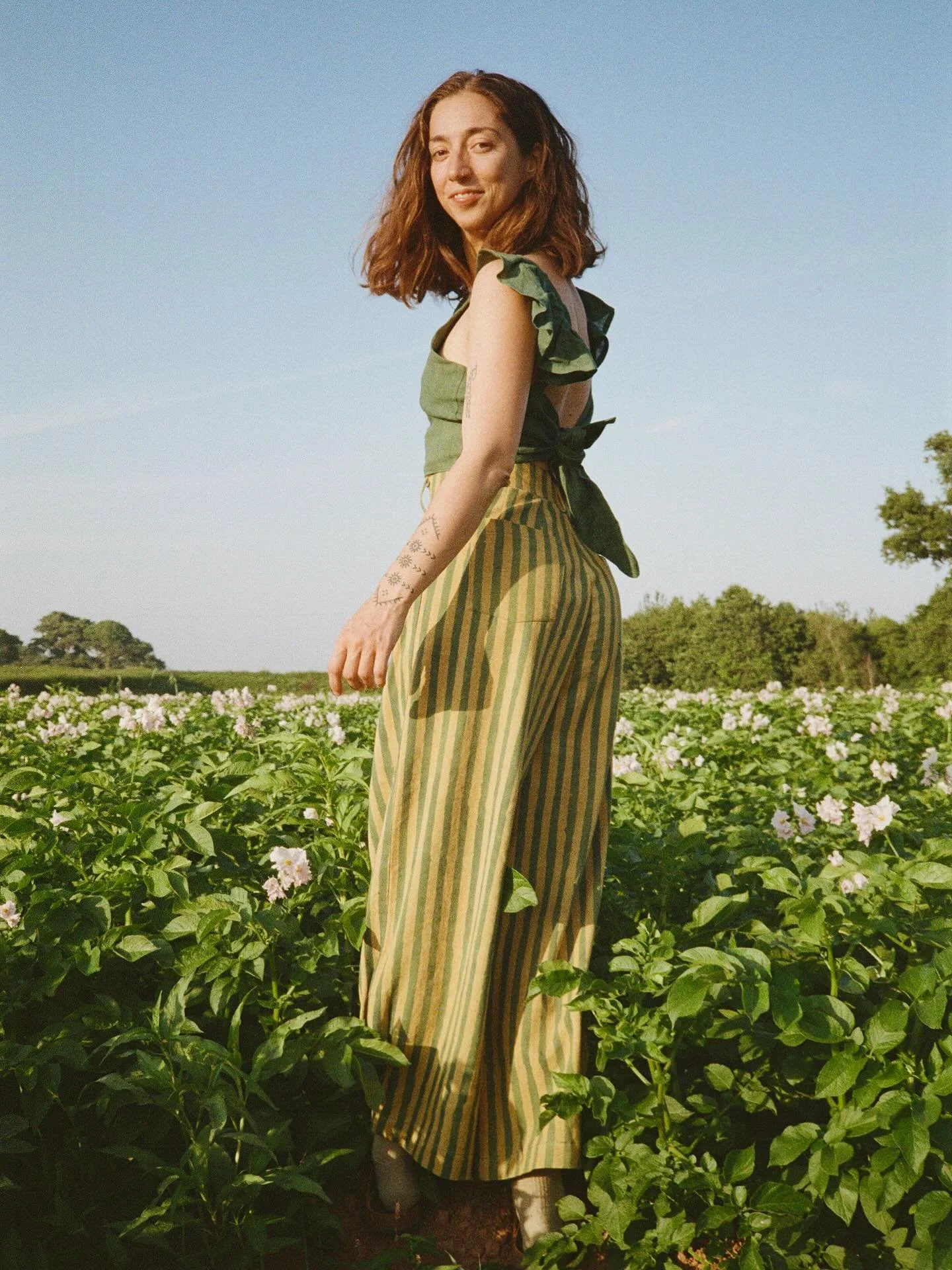 Some cute lil bits of summer on film, massively featuring the colour green💚
1. Perfect weekend down in Devon wearing my Holiday Refreshers 
2. First bbq of the year with my fave @twizzellengland tablecloth
3. Enjoying green and white wearing the Hol