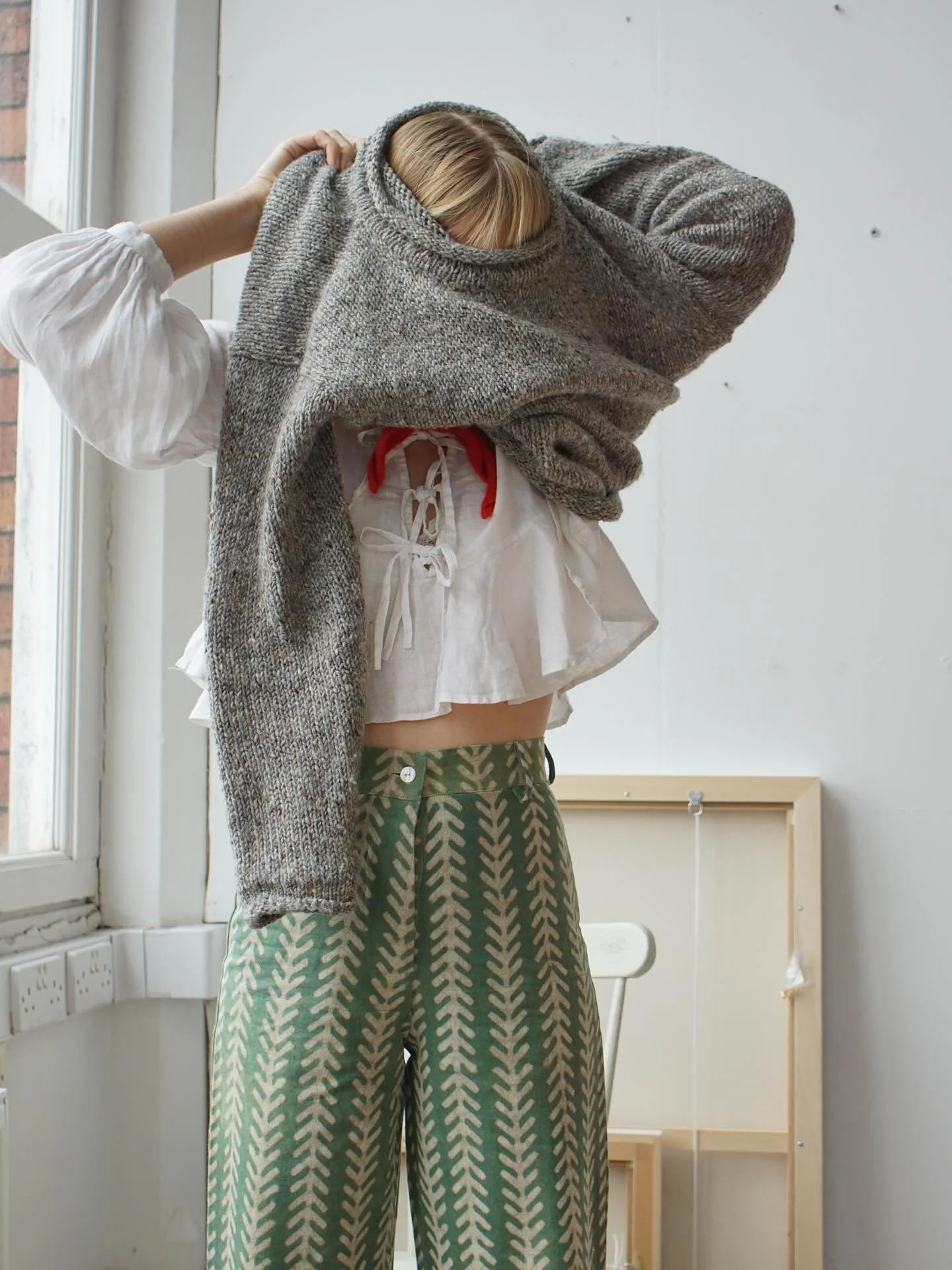 Plan this week: stay cosy and out of the rain 🤍

Deya wearing the Piper jeans in aloe herringbone x