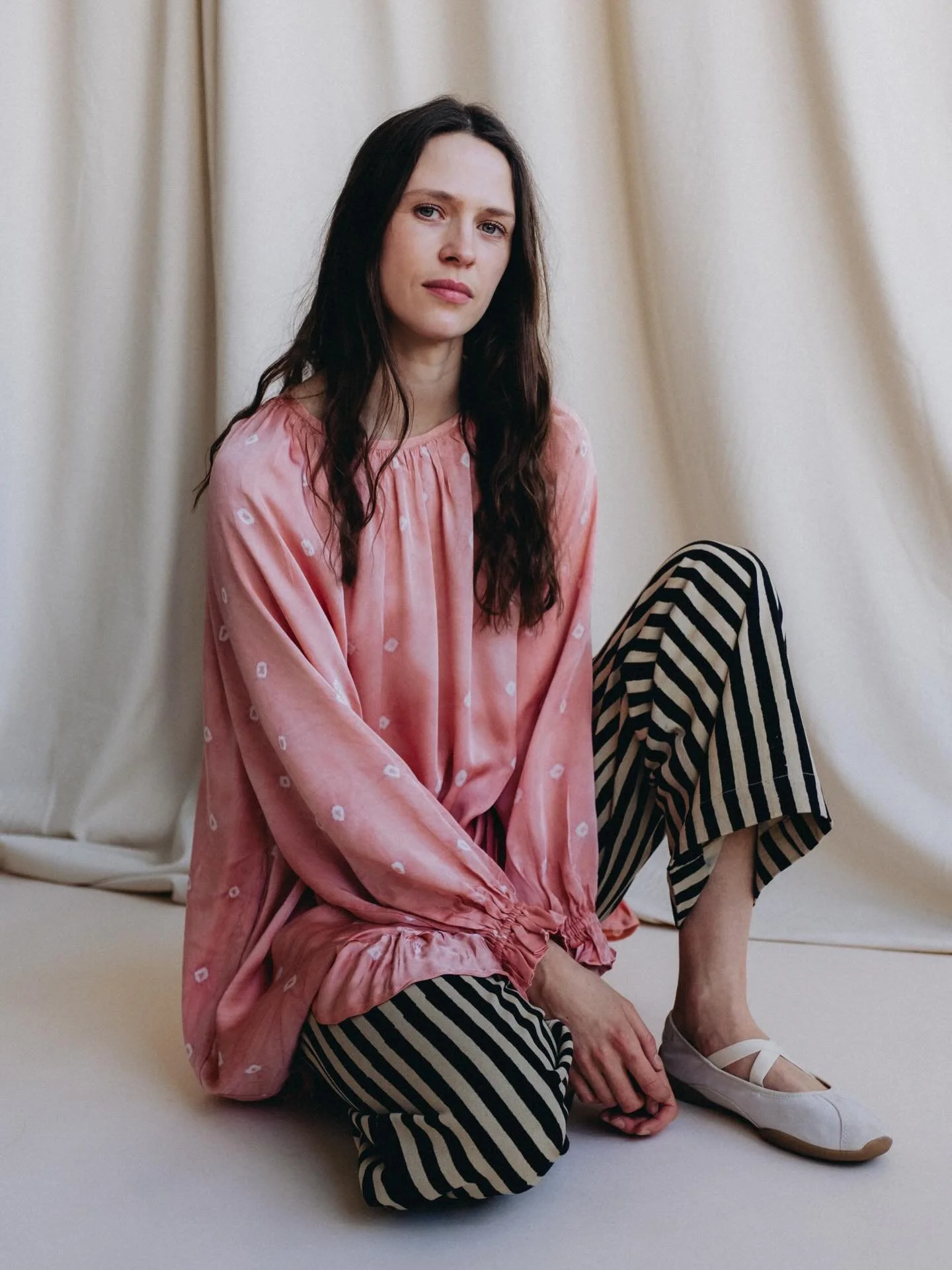The Joanie dress in Rose Bandhani 🌹 hand tied, hand dyed and hand made silk cotton.. it doesn&rsquo;t get much better than this! Paired with our Piper Liquorice jeans, only a few pairs left in stock xx