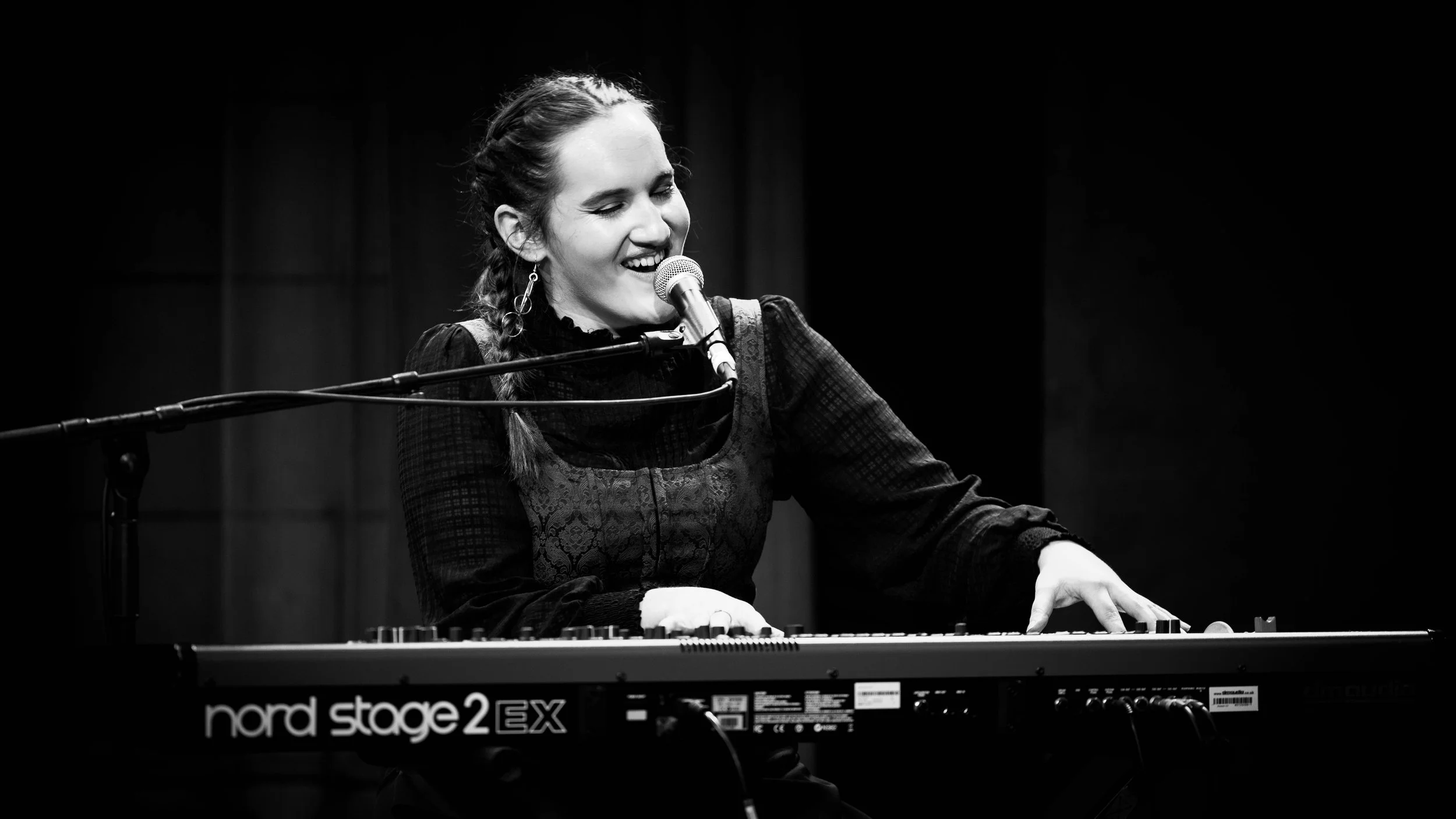 Gabbi Bolt performs I Hope My Keyboard Doesn't Break at House of Oz 2022
Photo: @anbintheframe