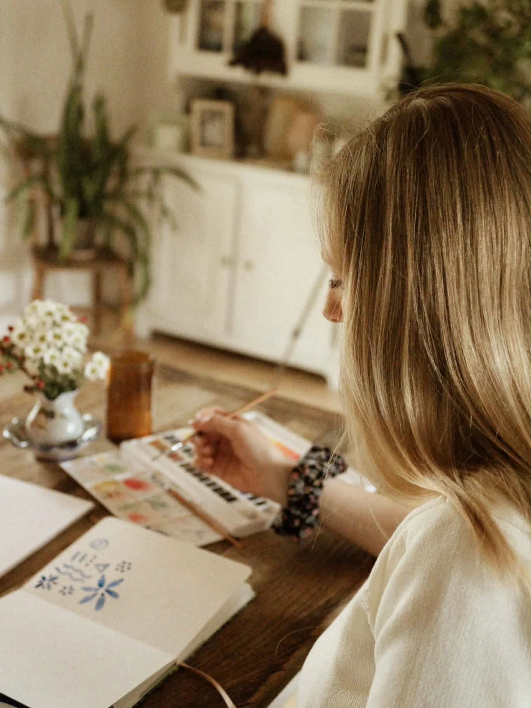 Slow mornings, watercolor sketches and the kind of creative moments I never want to rush 🌿✨
There&rsquo;s something so special about sitting down with paint and letting ideas grow naturally on paper before they become patterns. Picture taken by @the