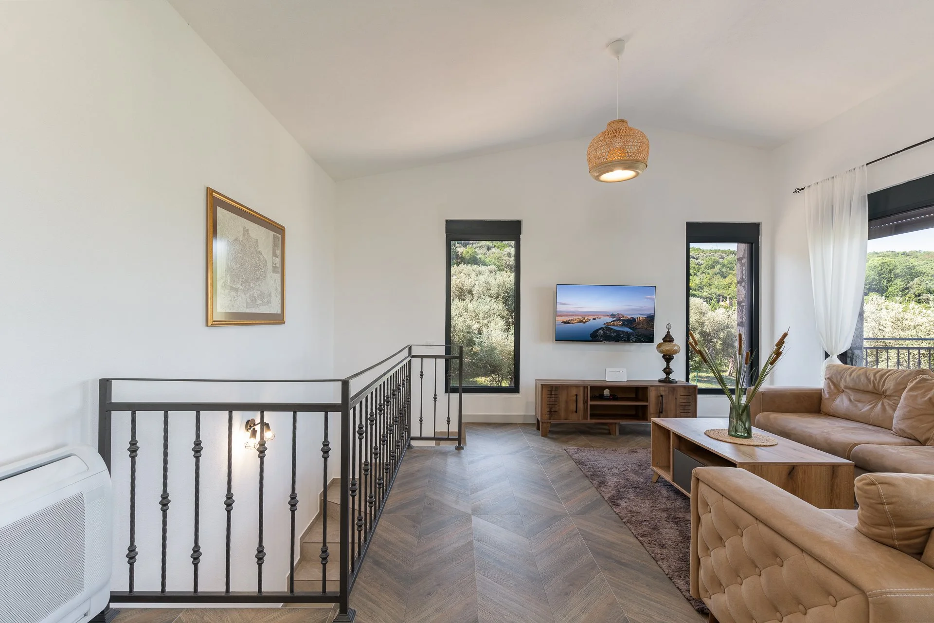 Interior LR (6 of 23).jpg