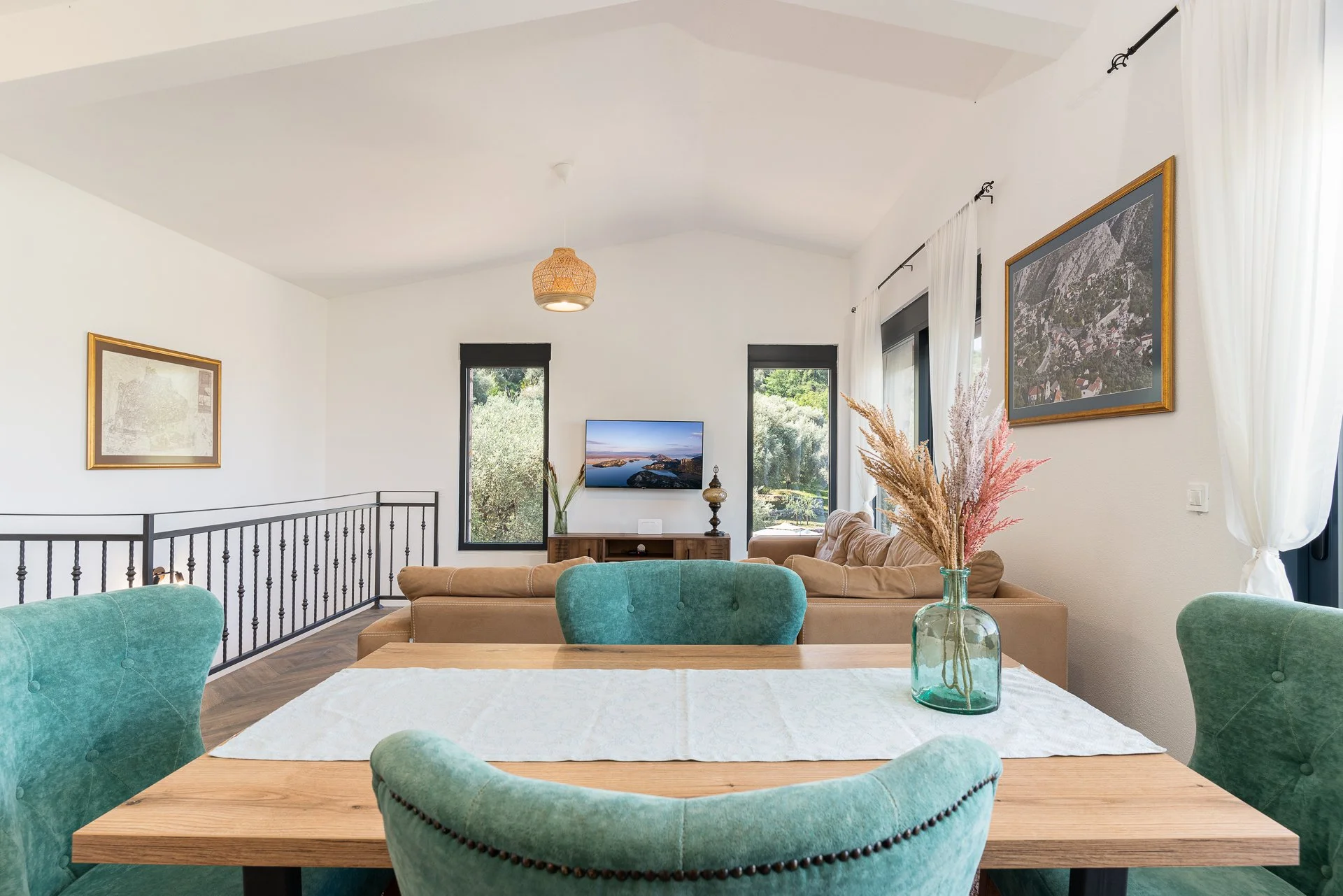 Interior LR (9 of 23).jpg