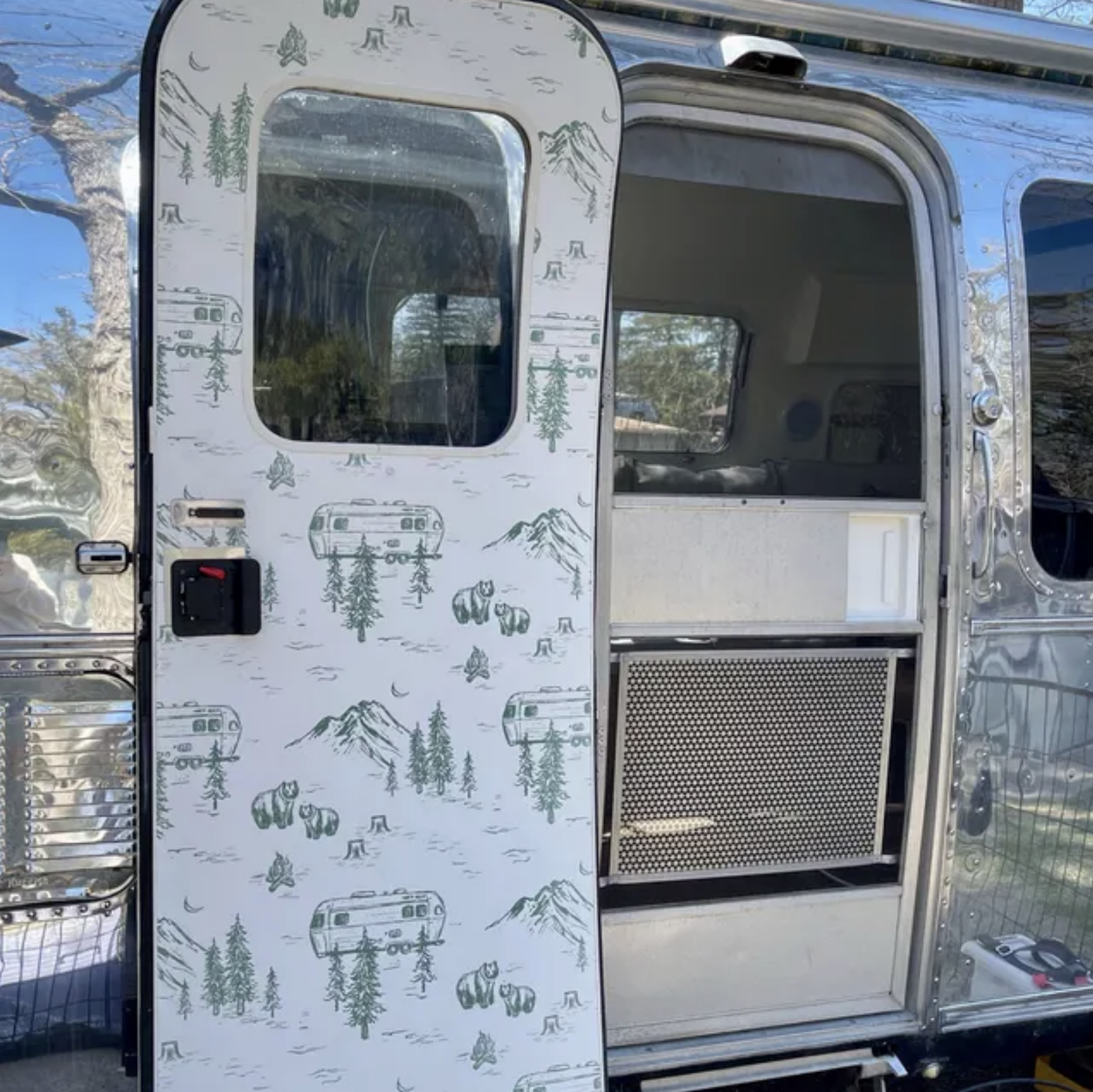 camper-wallpaper-design-cute-animals-decor.png