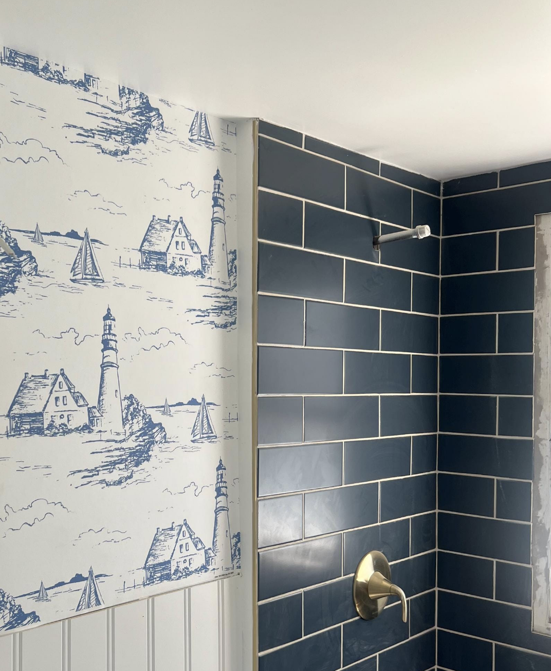 coastal-wallpaper-design-preppy-new-england-homes.png