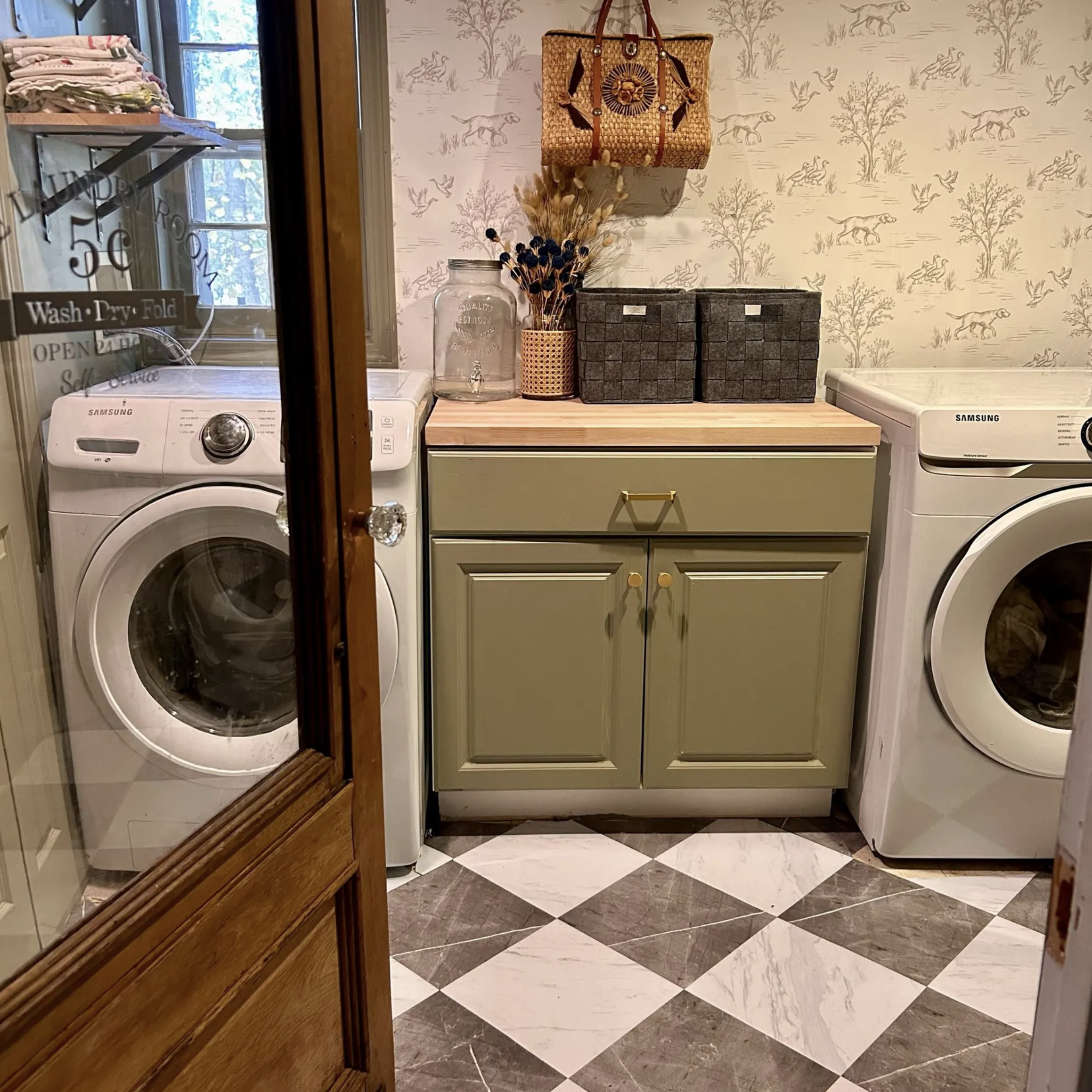 dog-wallpaper-laundry-room.png