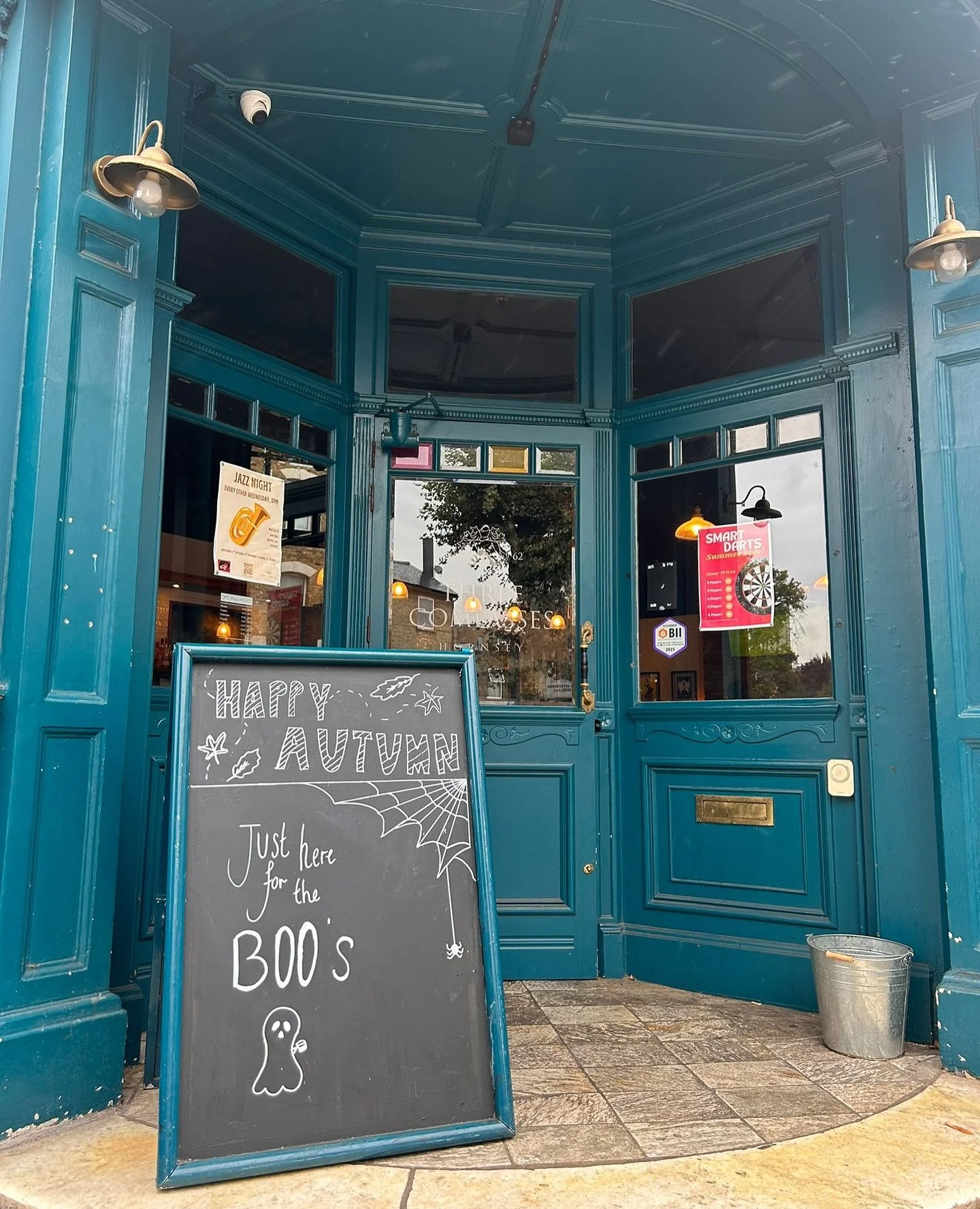 HAPPY AUTUMN!🍂 

Come join us this autumn for a cozy evening, hot drinks and cold pints 🍻 

More seasonal treats to follow later in the month! 

See you there! 🎃

Check out our offers and deals on our website, link in bio 🔗

#pub #hornsey #northl