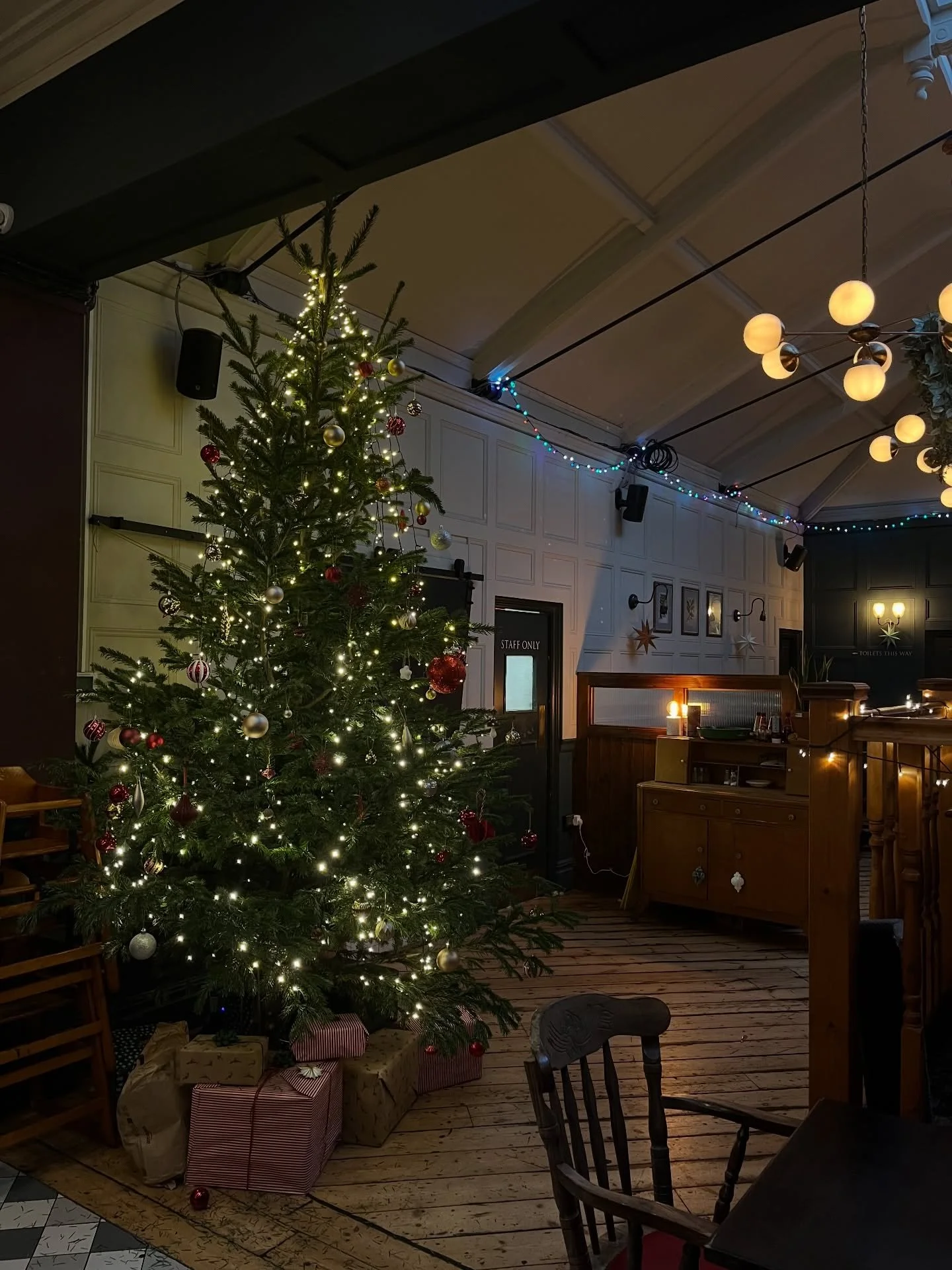 CHRISTMAS DECS ARE UP!

Come join us next Saturday for our Xmas Market and some festive fun!

December 13th! Can&rsquo;t wait to see you all there! 🎄🤶

Check out our offers and deals on our website, link in bio 🔗

#london #londonpub #winter #sunda