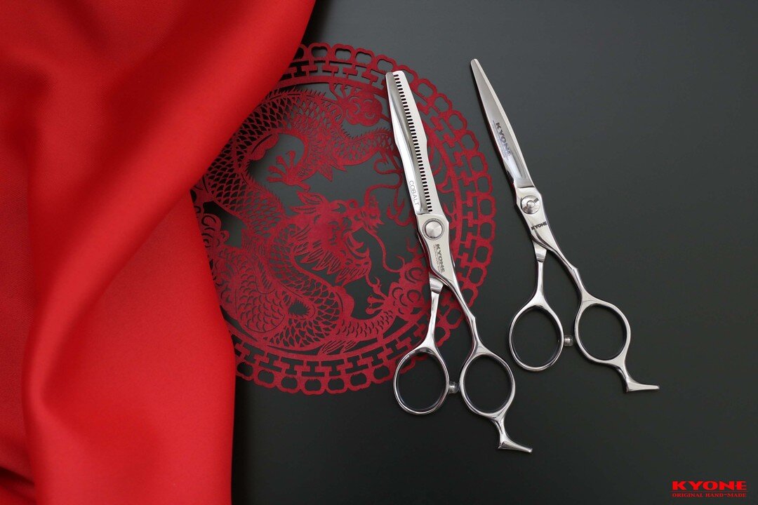 The perfect ergonomic set: 1500 + 1500T ⁣
 ⁣
The ergonomic design of the Kyone 1500 cobalt cutting scissor (with fixed little finger support) offers extra comfort and control when cutting hair. The 1500T cobalt thinning scissor has the same perfect e