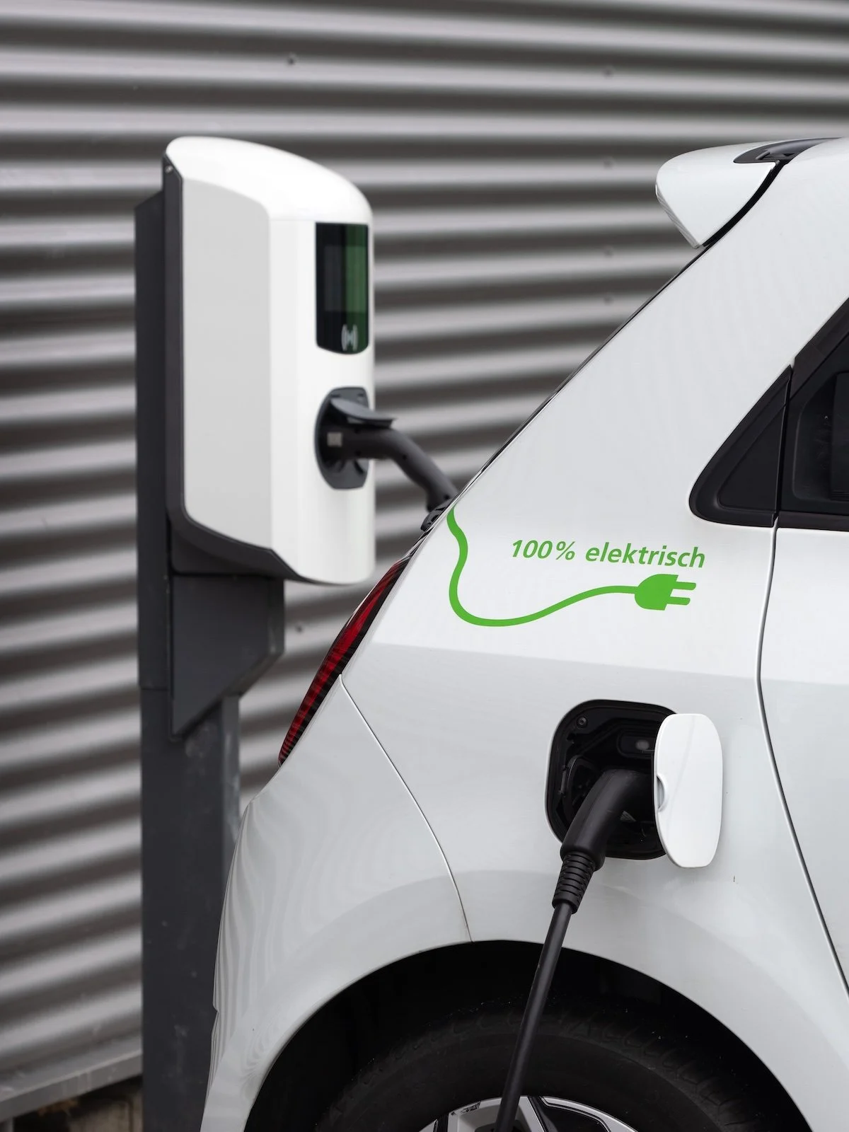 Link en foto van een zakelijke elektrische auto aan de lader