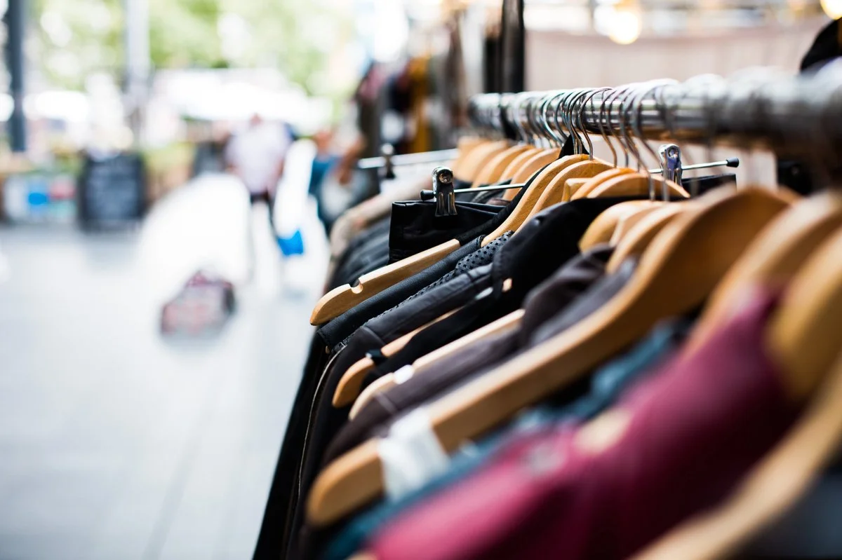 Kleding aan een rek