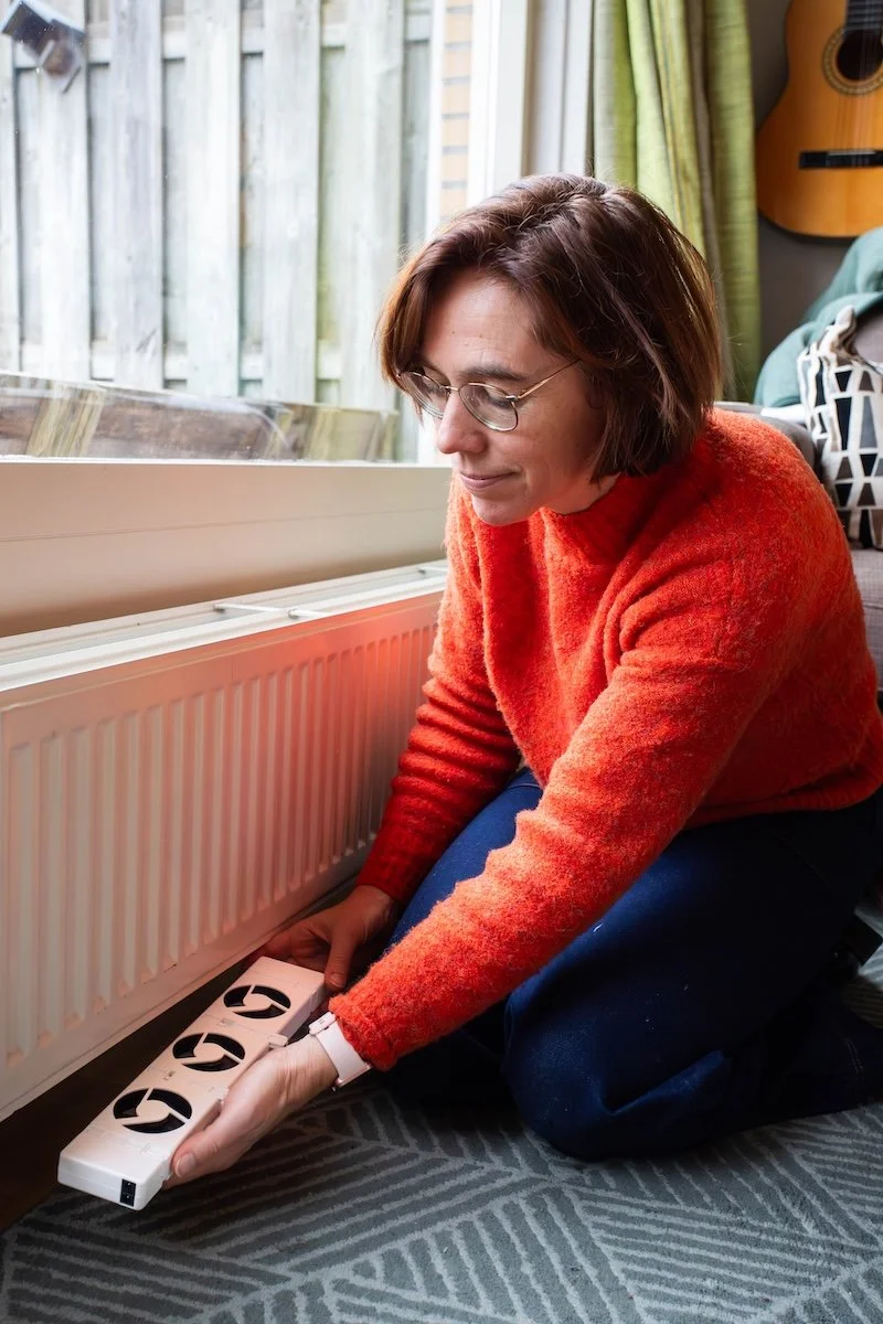 Vrouw plaatst radiatorventilator