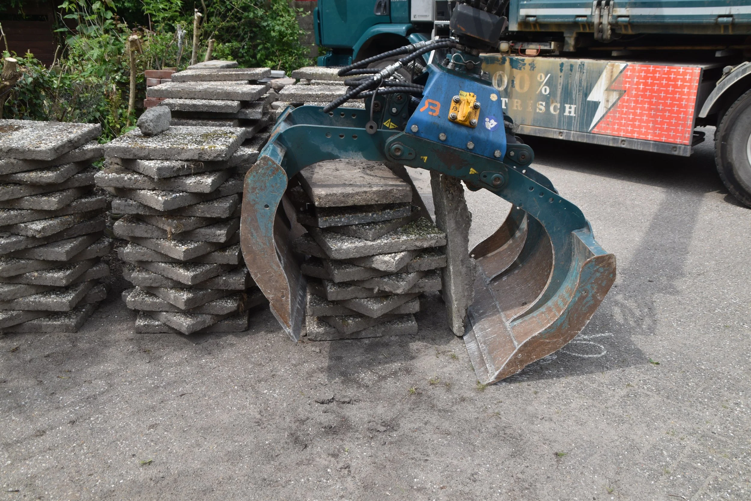 De Tegeltaxi haalt stapels tegels op