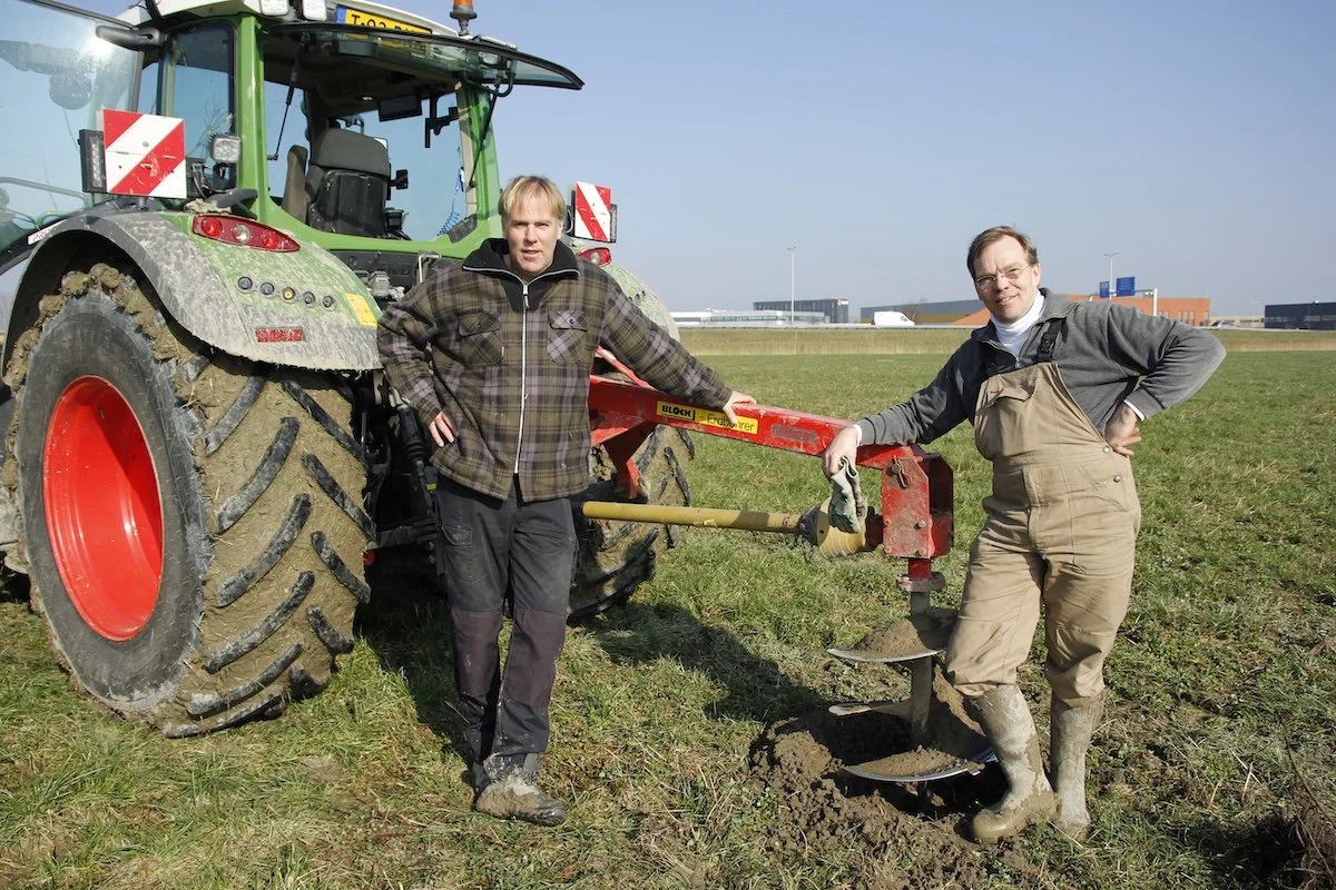 Tonie Gijzenberg en Jan van Oossanen bij hun grondboor