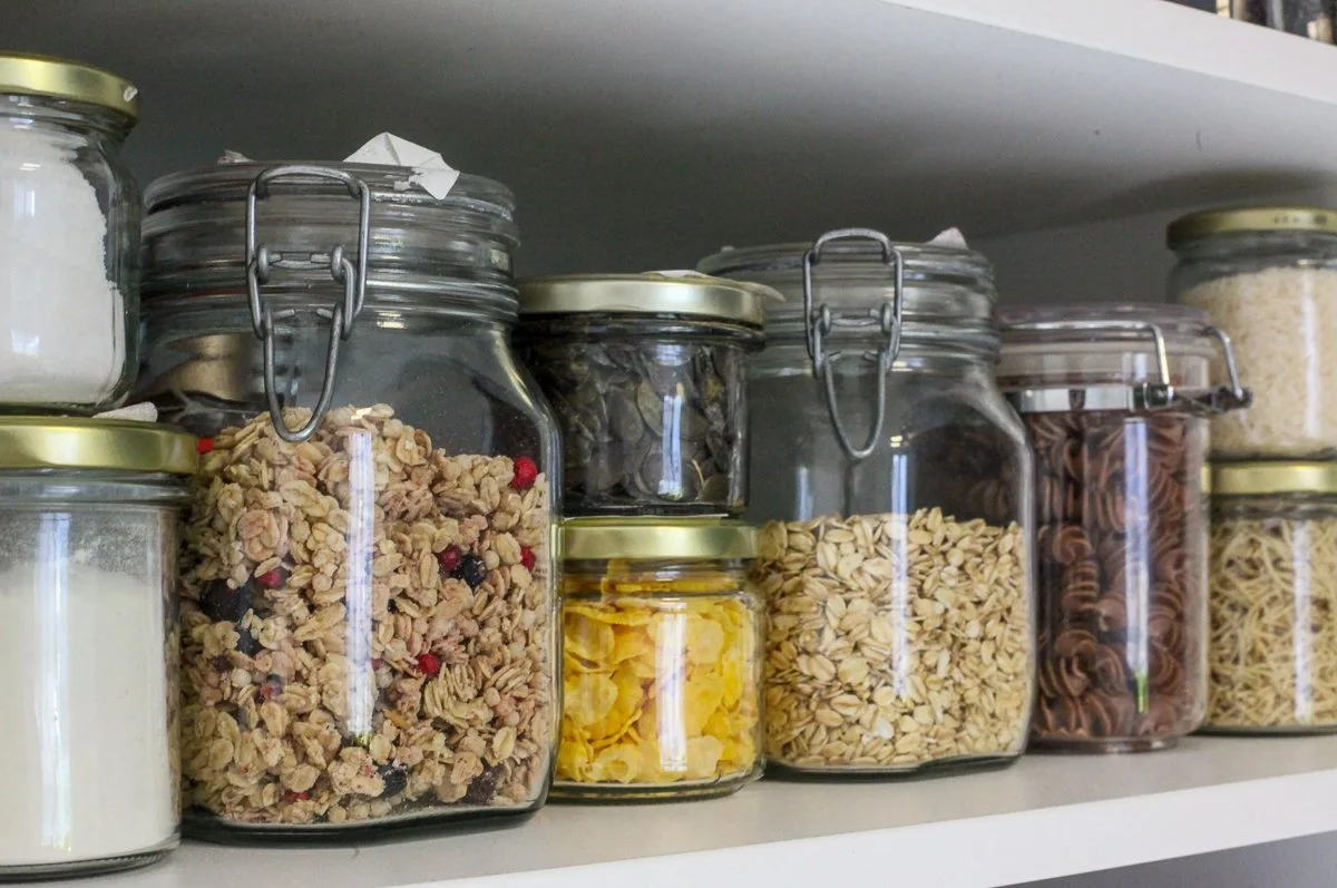 Muesli, noten en cornflakes in pot