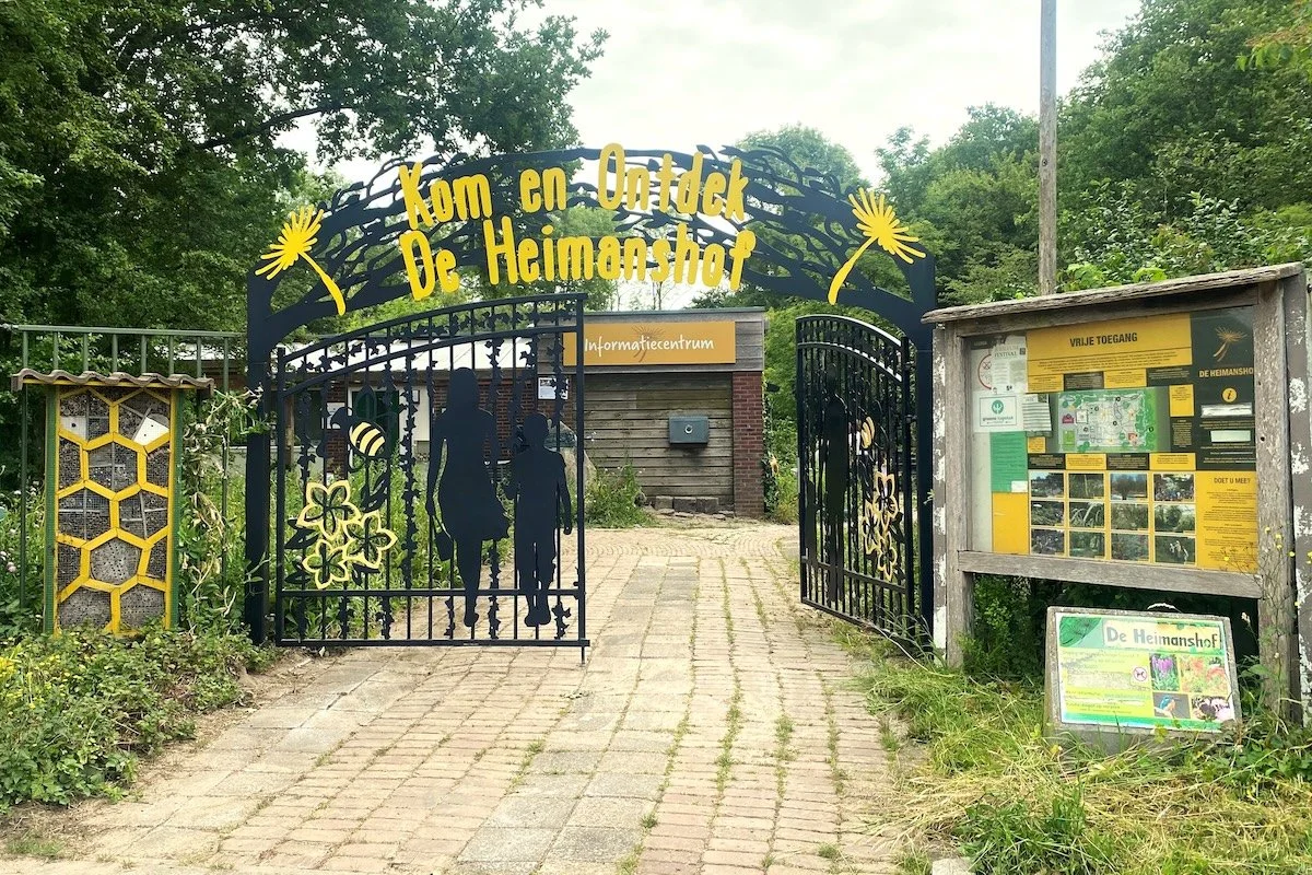 Entree van de Heimanshof met 'kom en ontdek' op de poort