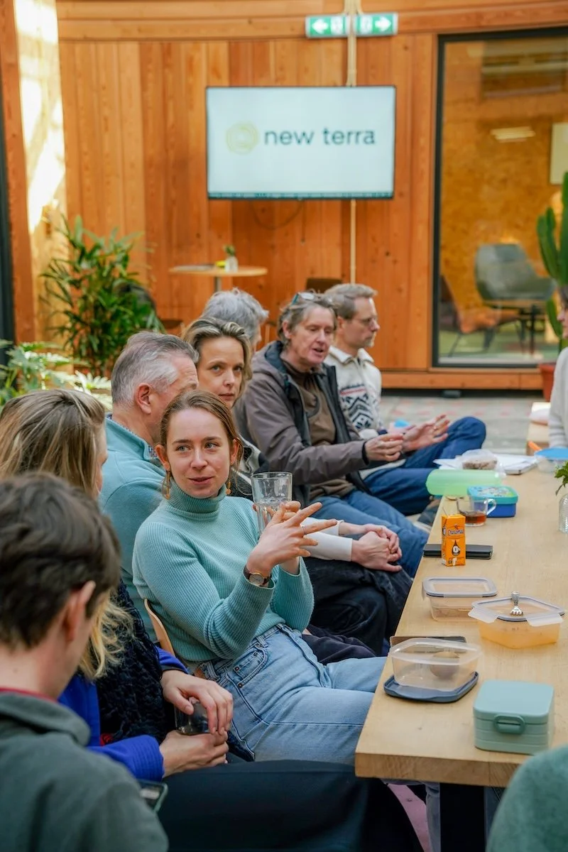 Collega's lunchen op kantoor