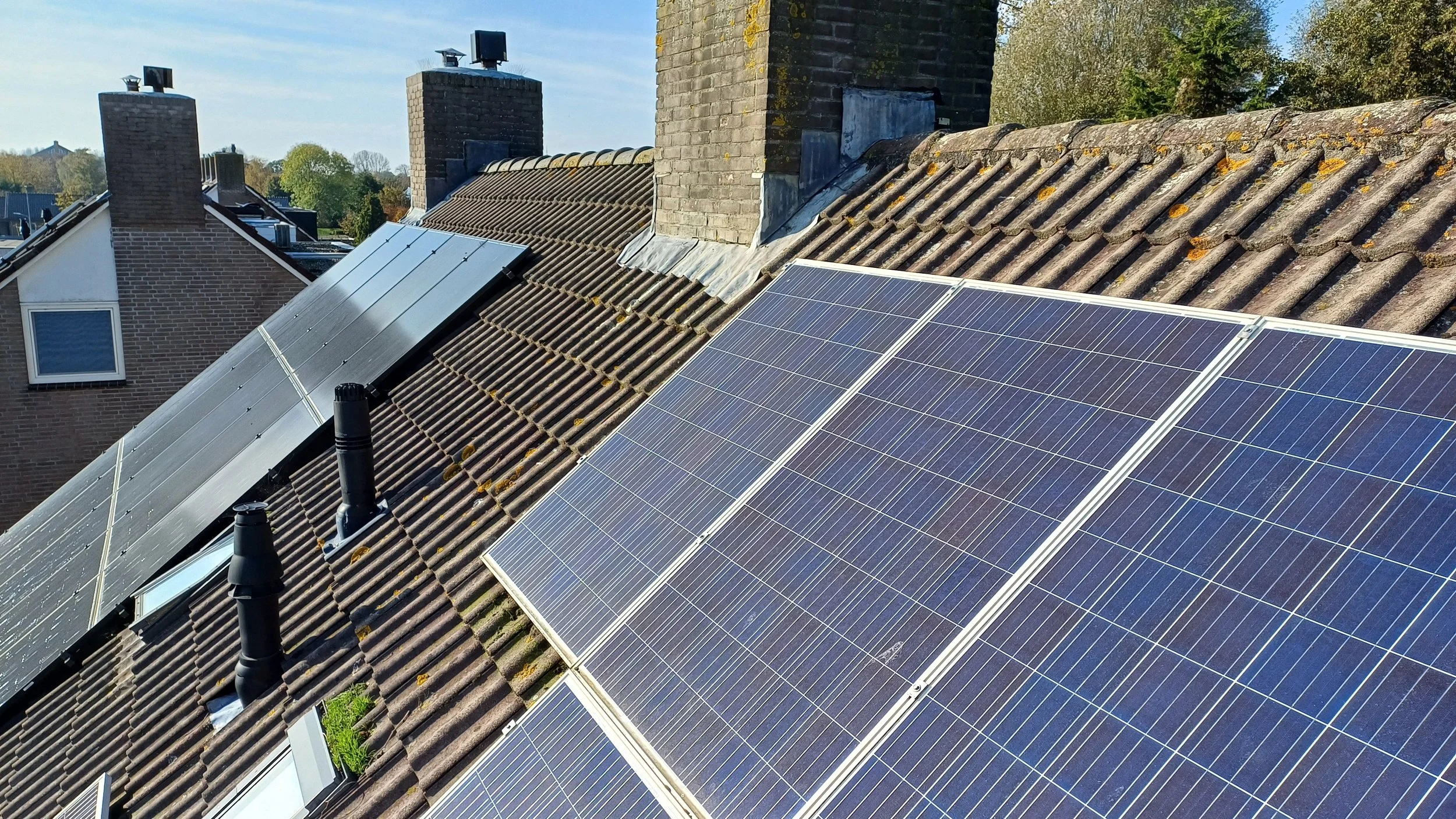 Foto van een dak met daarop een aantal zonnepanelen