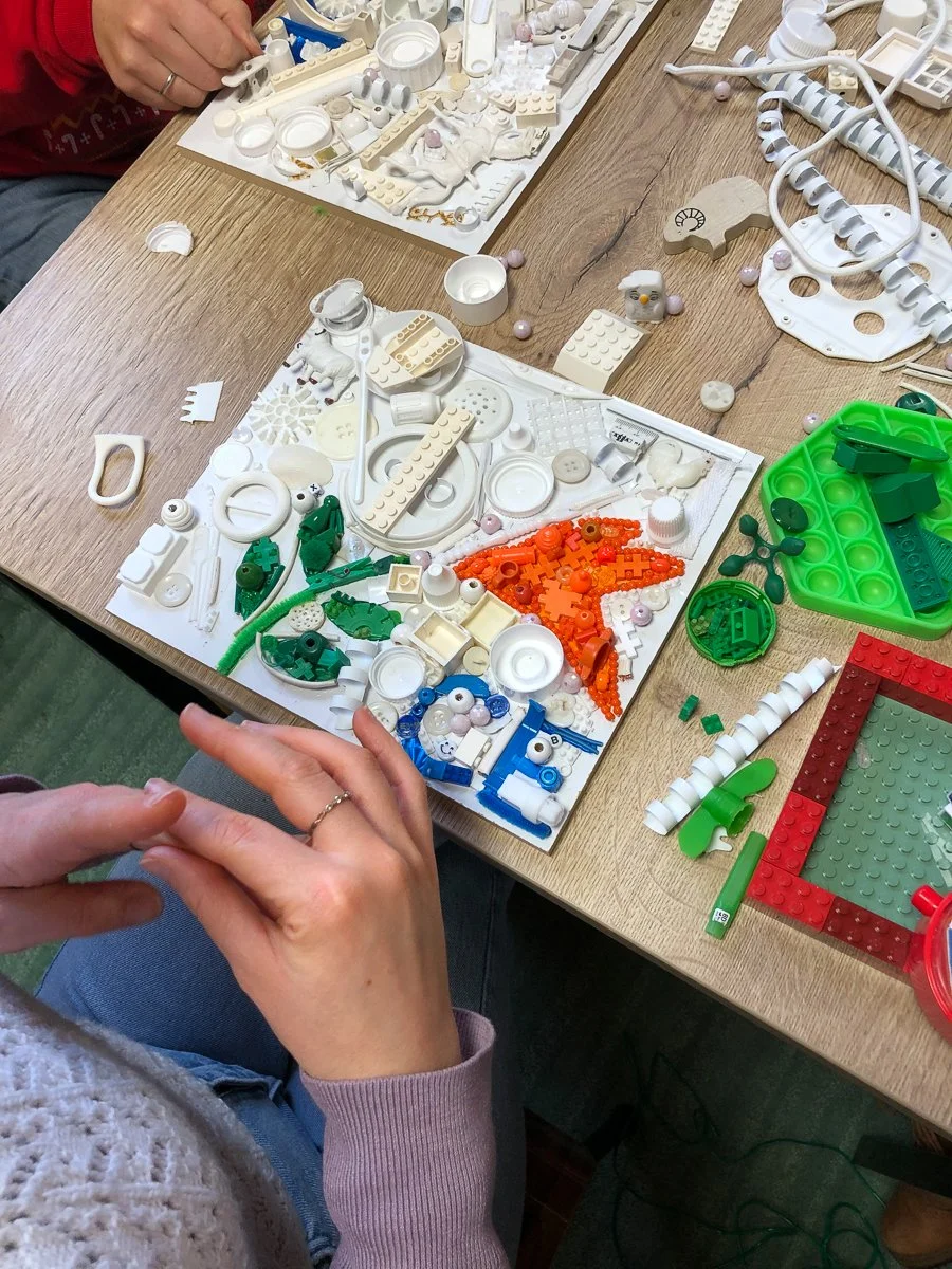 Iemand werkt aan een kunstwerk van afval