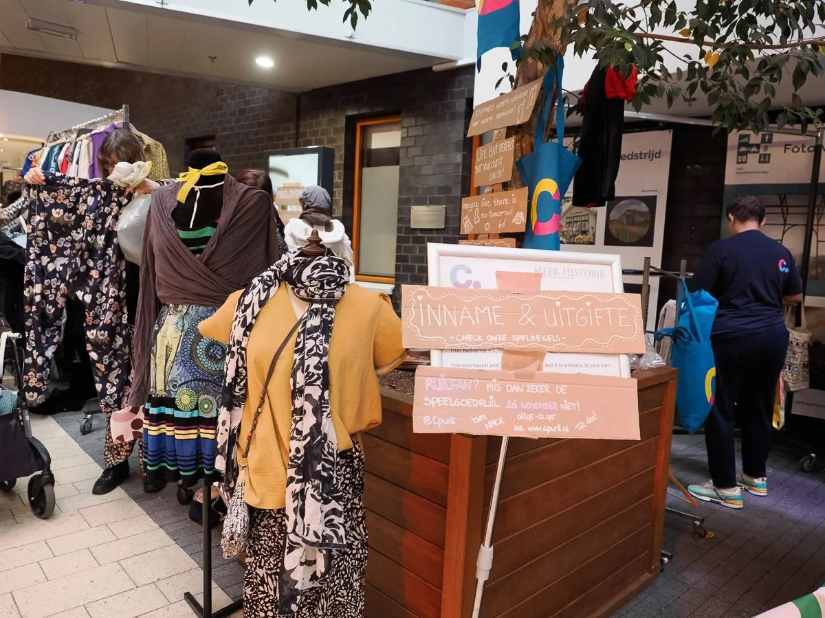 Paspoppen met kleding en het innamepunt van de kledingruilbeurs in cpunt