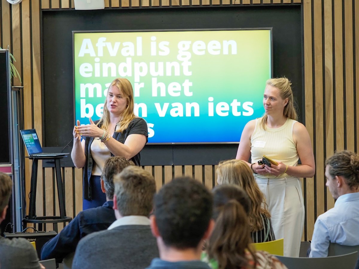 Link en foto van een zakelijk evenement met een presentatie over afval en circulariteit
