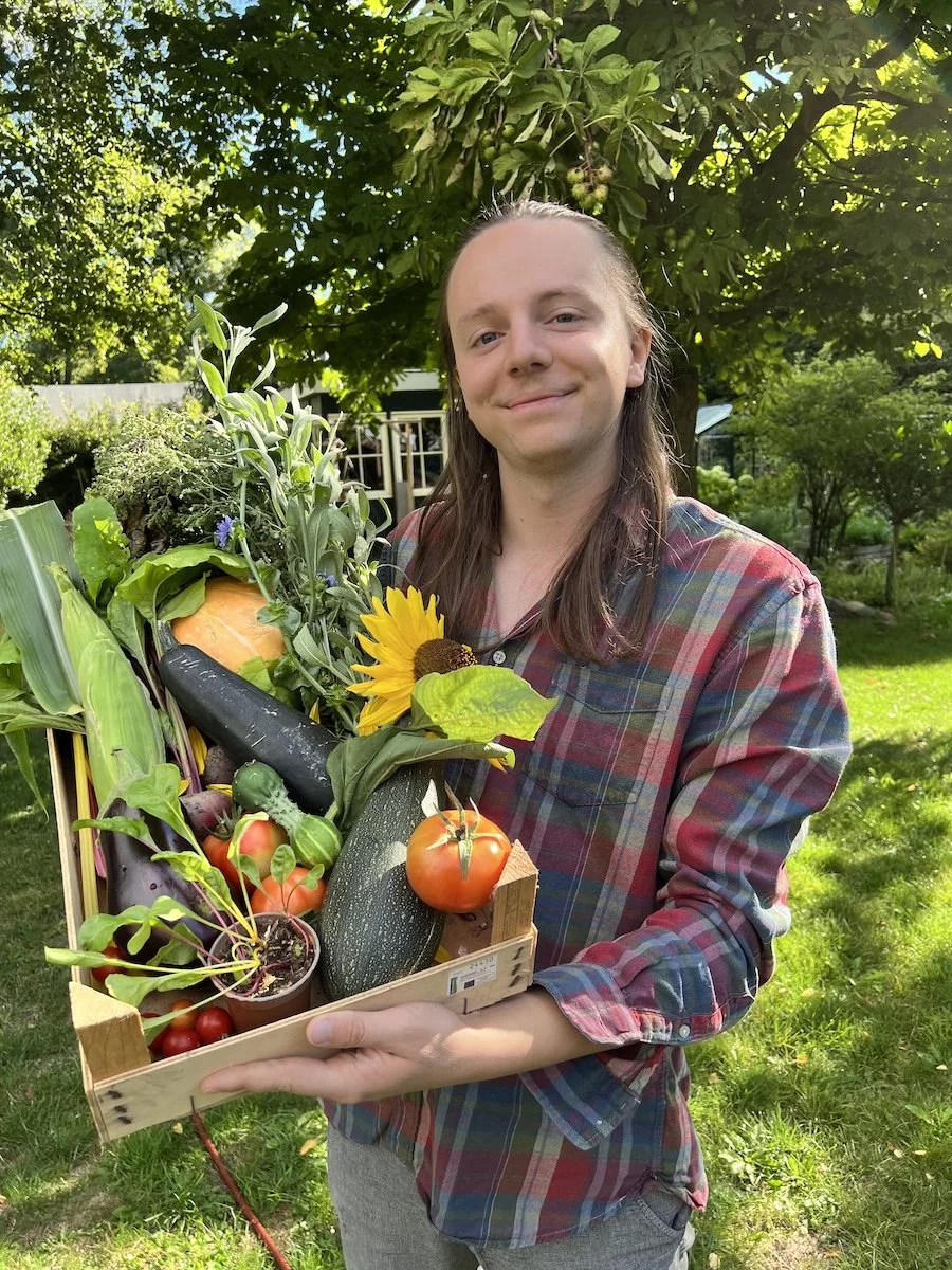 Man met verse groenten van de moestuin