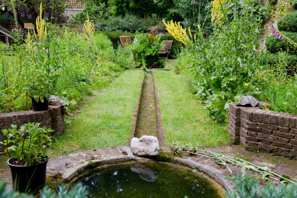 Een WADI (open goot) in een achtertuin