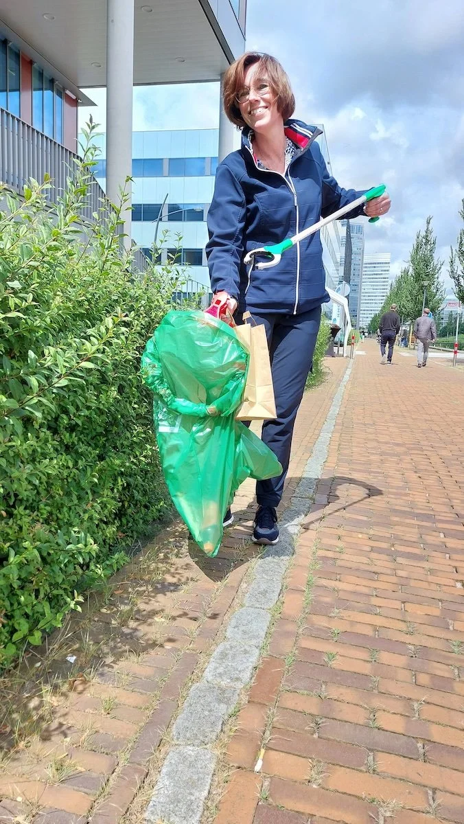 Vrouwt raapt afval bij Green Mile