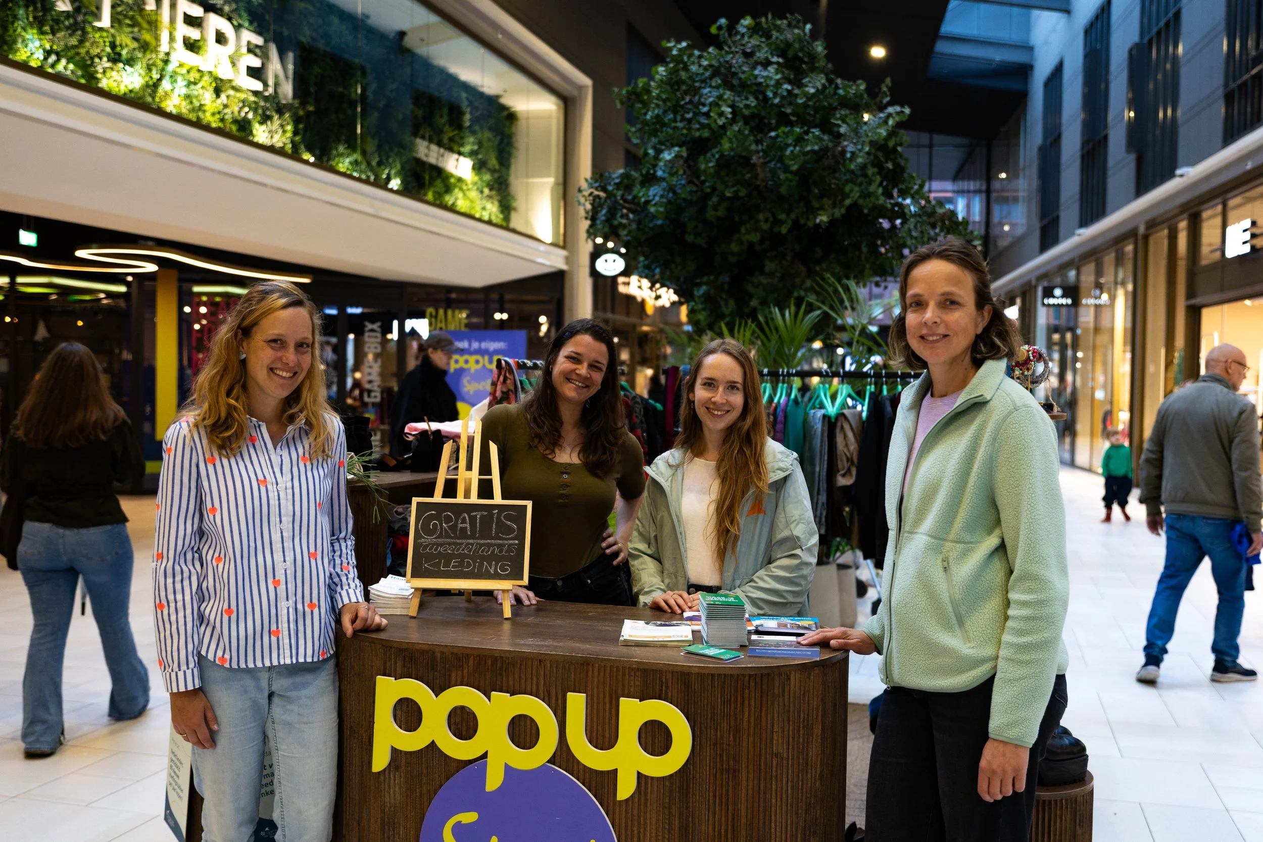 Vier vrouwen staan bij de toonbank van de pop-up stand in winkelcentrum Vier Meren in Hoofddorp