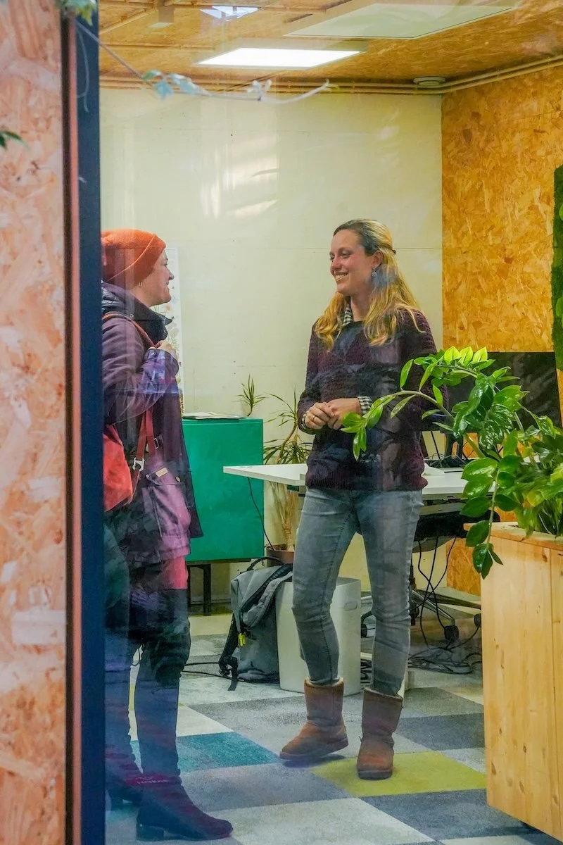 Collega's in gesprek op kantoor