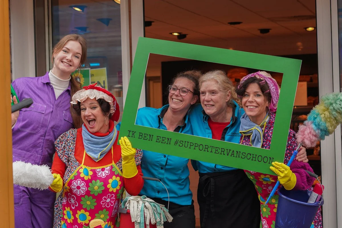 De schoonmaakjuffen samen met twee ondernemers