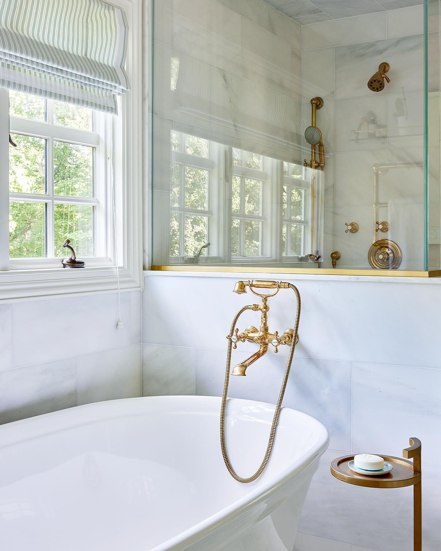 A light and bright Primary Bath to start each day off right !
.
.
.
.📸 @kirstenrfrancis 
Styling : @parkerbowielarson 
Interiors: @baxter_designny