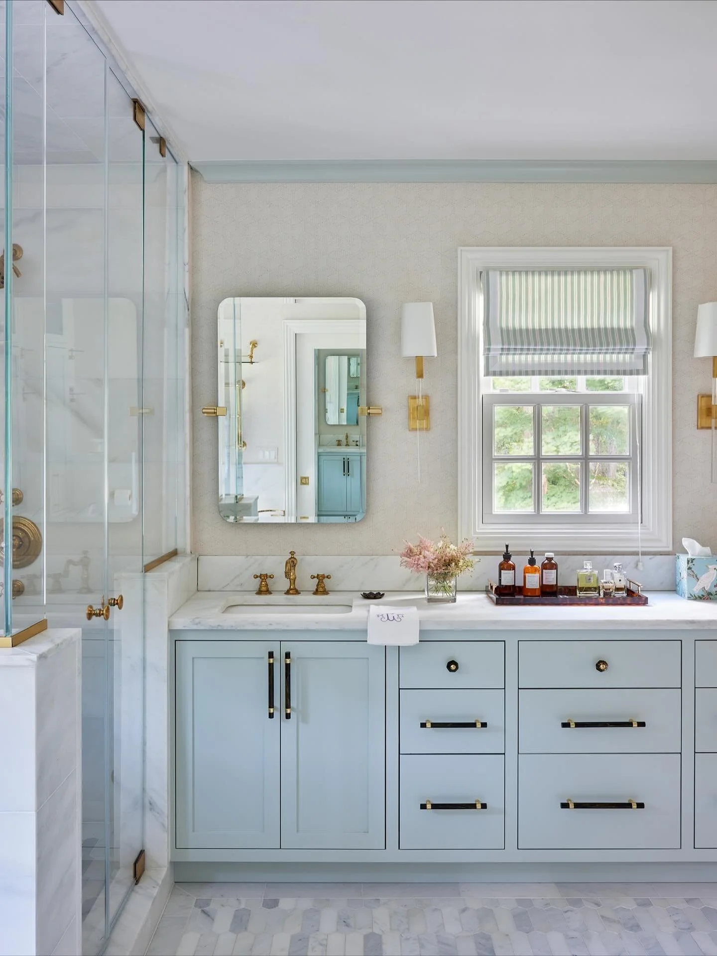 A primary bath that exudes calm. 
.
.
📸 @kirstenrfrancis 
🖋️📚Styling: @parkerbowielarson 
Interior Design: @baxter_designny