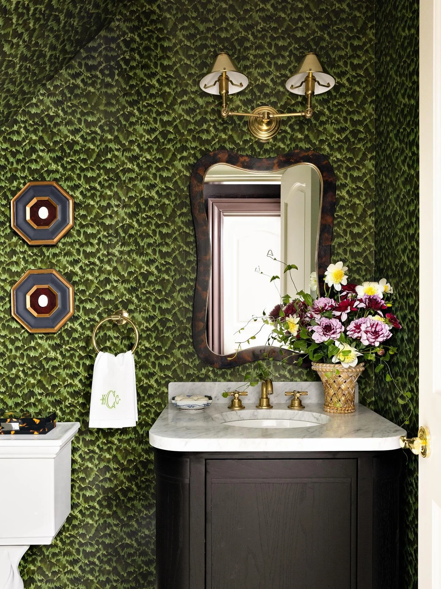 A pretty powder room for all your primping ! 
.
.
📸 : @hayleyellenday 
📚🖋️styled by: @kimberlypowercreative 
Interiors: @baxter_designny 🙋🏼&zwj;♀️