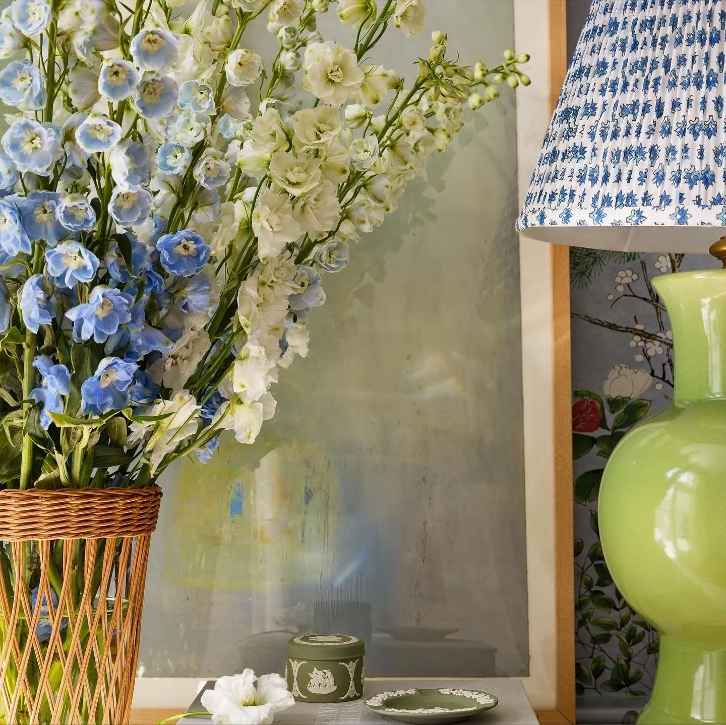 Seeing a close up detail shot of a small area of a room, can bring inspiration from many places.  Springtime feels on a chilly November day! 
.
.
📸: @hayleyellenday 
📚🖋️: @kimberlypowercreative 
Interiors : @baxter_designny 🙋🏼&zwj;♀️