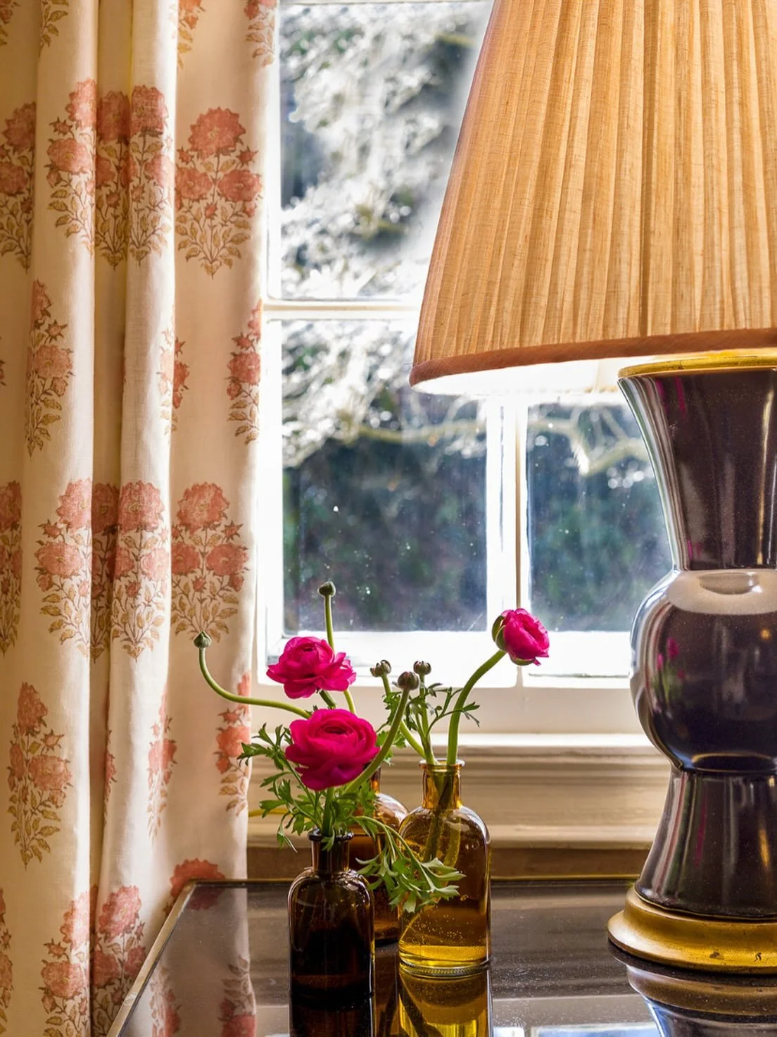 Warm lighting changes everything.  A lovey moment in a beautiful historical home.
.
.

📸: @meganjphoto 
Interior design and styling: 🙋🏼&zwj;♀️ @baxter_designny