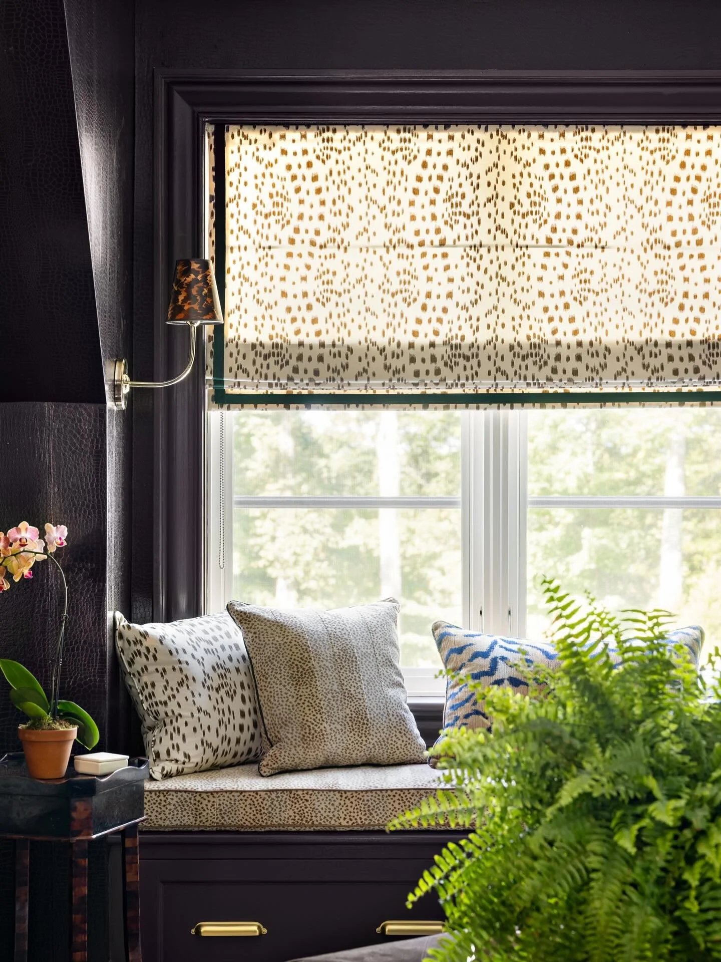 The perfect hideout on a rainy day !
.
📸: @hayleyellenday 
📚🖋️: @kimberlypowercreative 
Interior Design: @baxter_designny