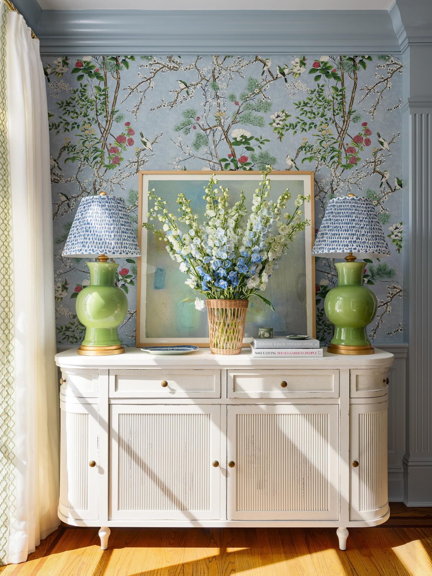 Vitamin D warms the room and the soul during these long winter days. 

.
📸: @hayleyellenday 
📚🖊️: @kimberlypowercreative 
Interiors : @baxter_designny