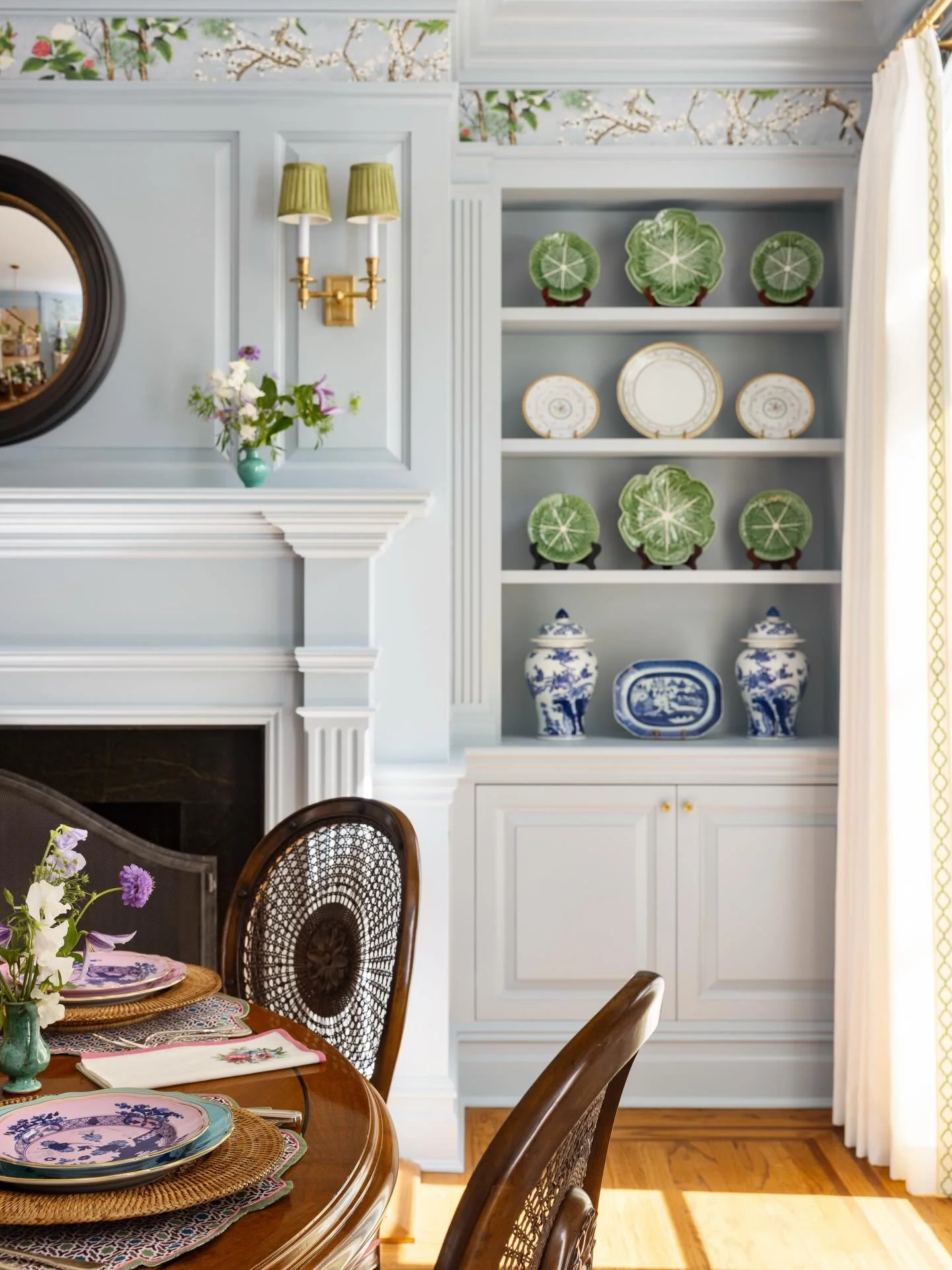 Channeling spring and craving the sun streaming the windows again&hellip;.
.
.
📸: @hayleyellenday 
📚🖊️: @kimberlypowercreative 
Interiors : @baxter_designny